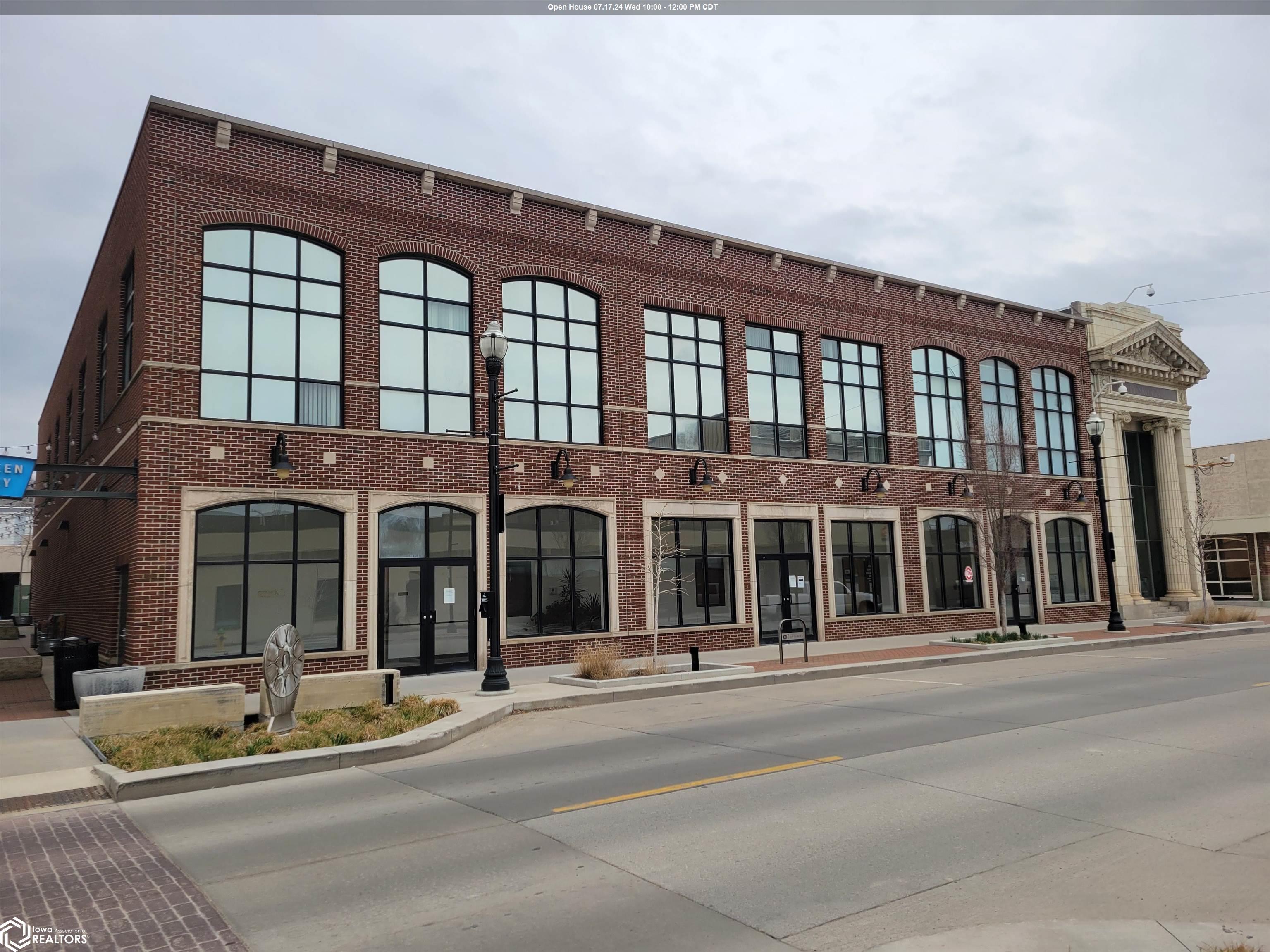 127 E Main Street, Ottumwa, IA 52501 photo 1 of 12