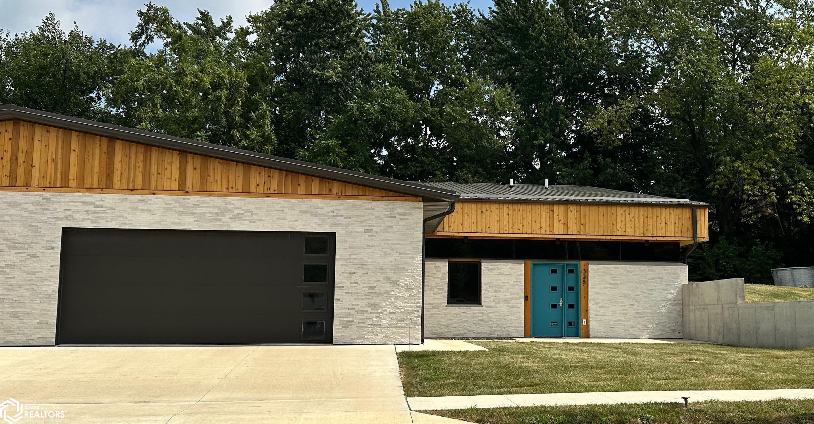 328 N 6th Street, Oskaloosa, IA 52577 photo 1 of 41
