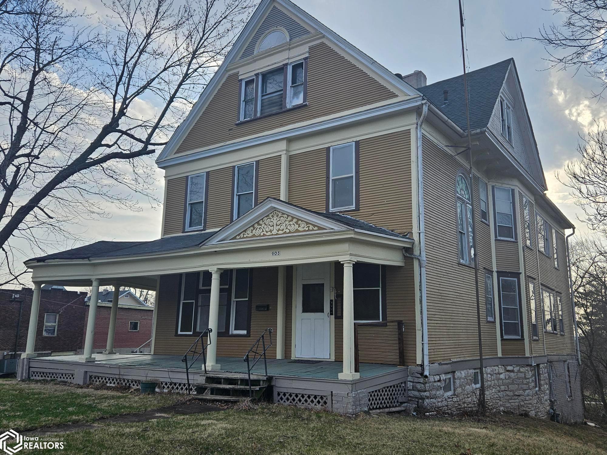 905 N Court Street, Ottumwa, IA 52501 photo 1 of 24