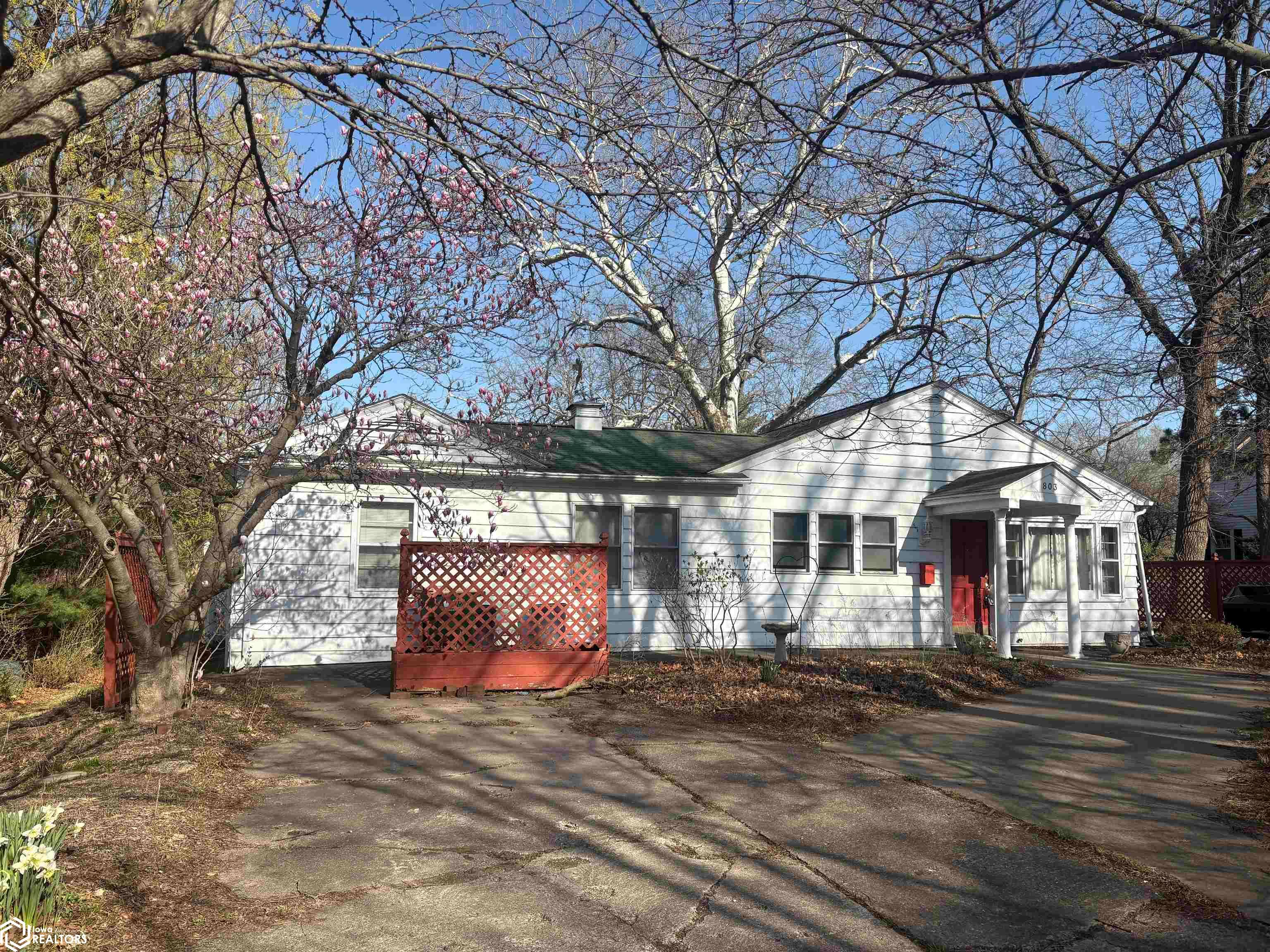 803 S Main Street, Fairfield, IA 52556 photo 1 of 25