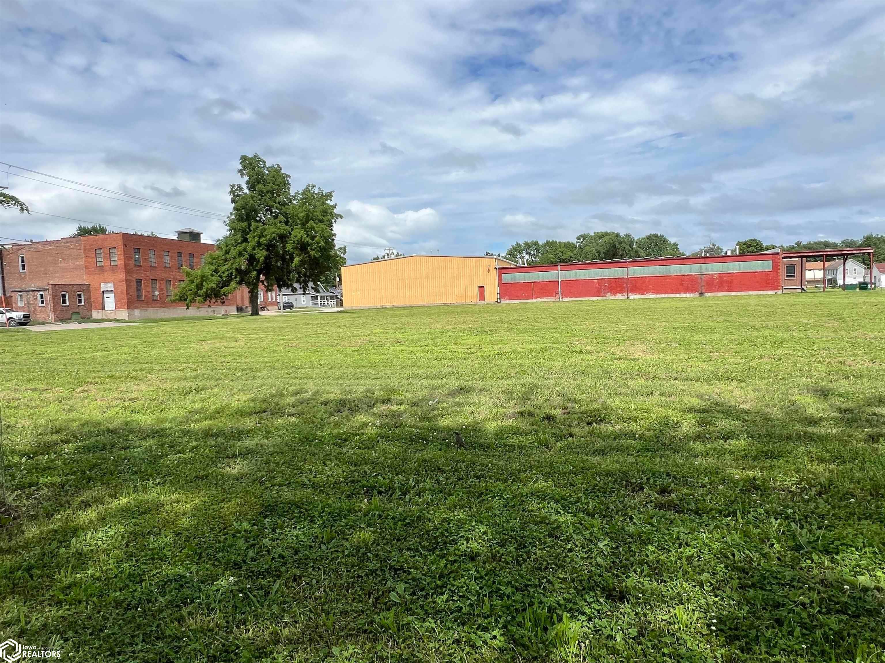 610 W Stone Avenue, Fairfield, IA 52556 photo 1 of 9