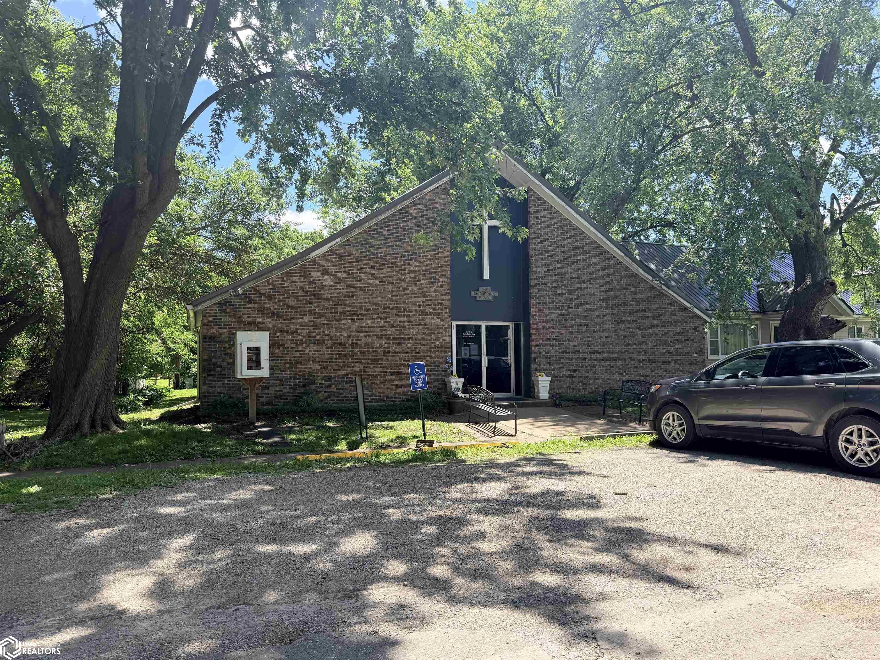 302 W Jefferson Avenue, Fairfield, IA 52556 photo 1 of 29