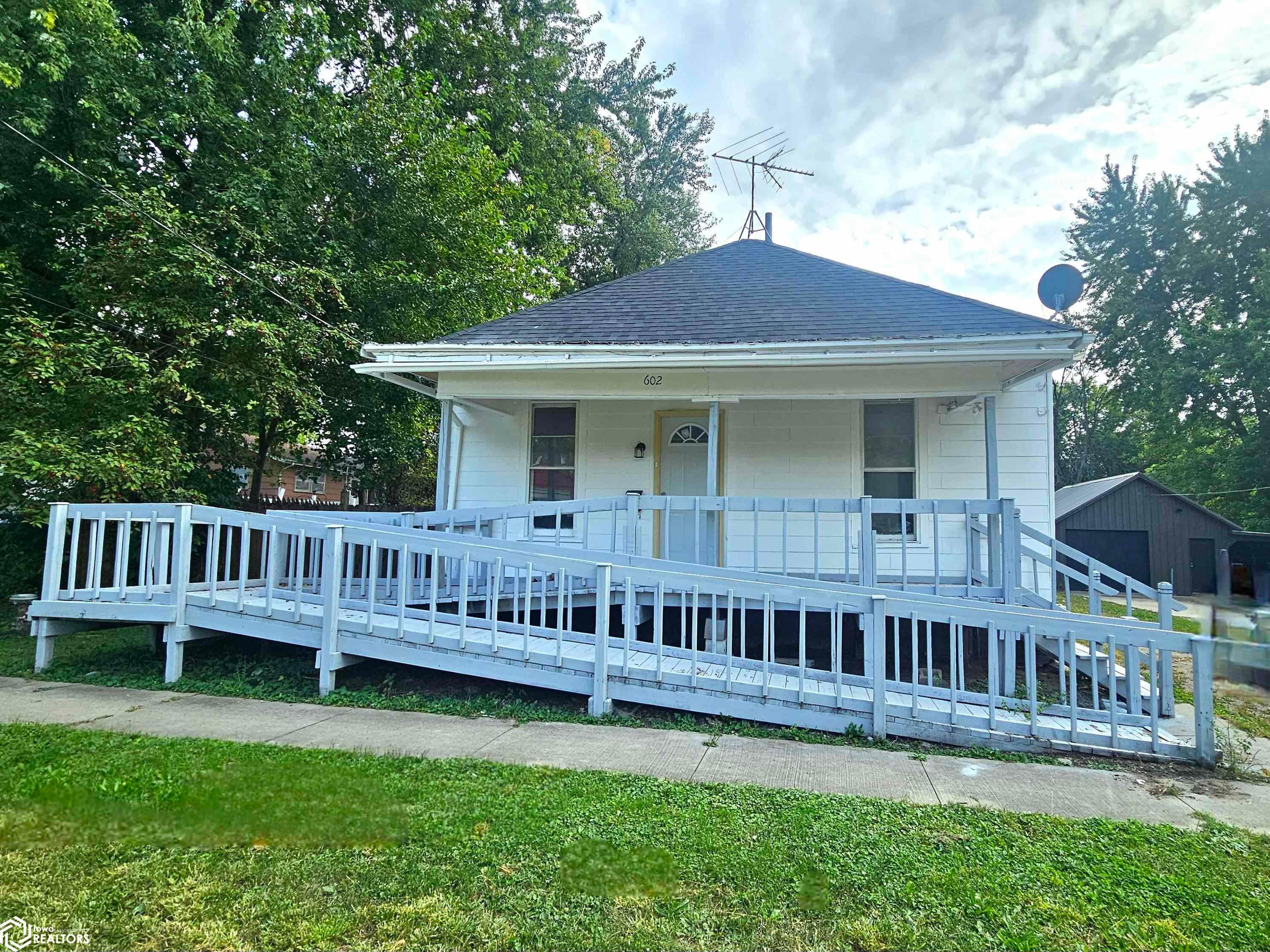 602 W Jefferson Avenue, Fairfield, IA 52556 photo 1 of 17