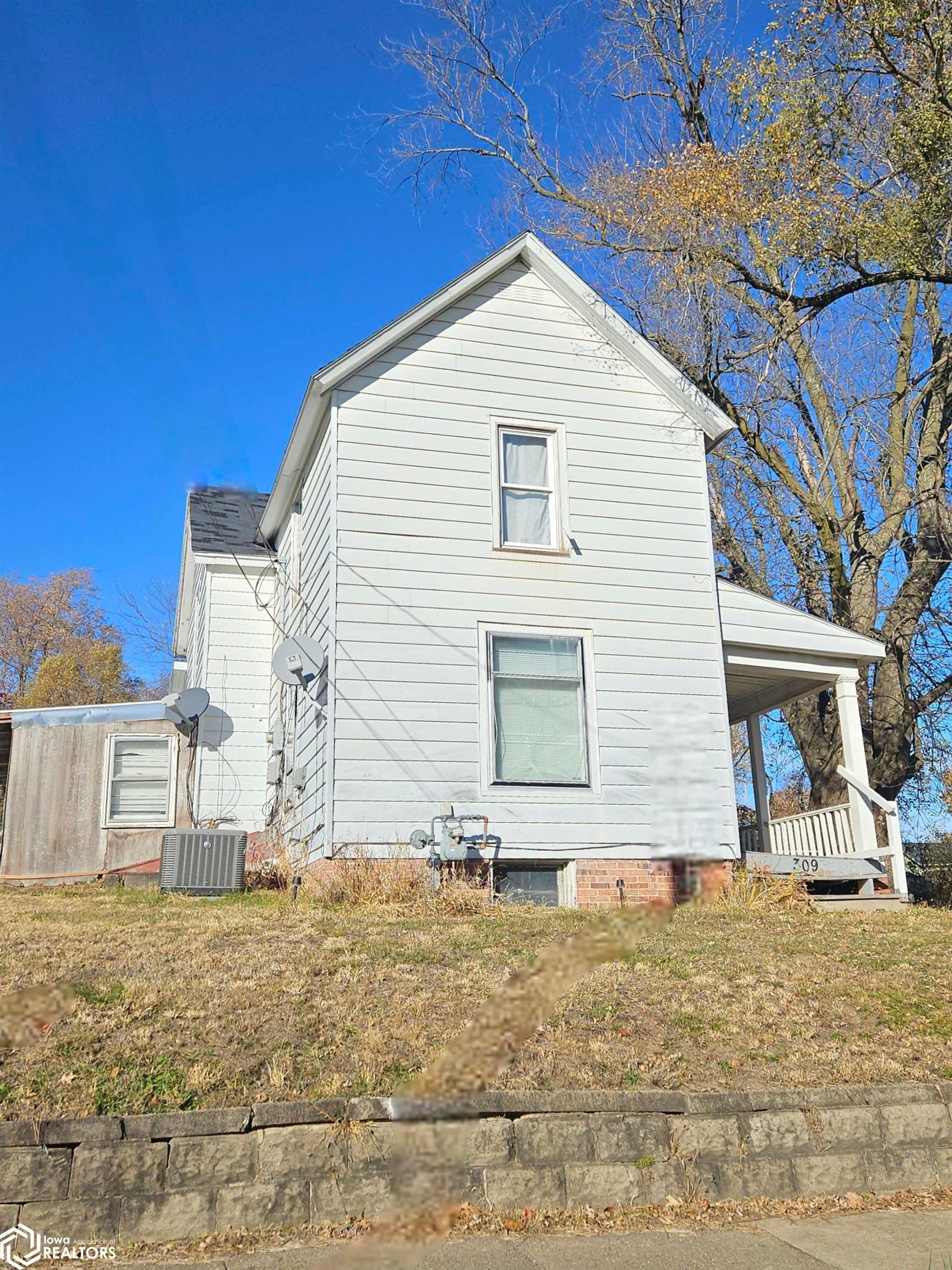 309 E Lowe Avenue, Fairfield, IA 52556 photo 1 of 19