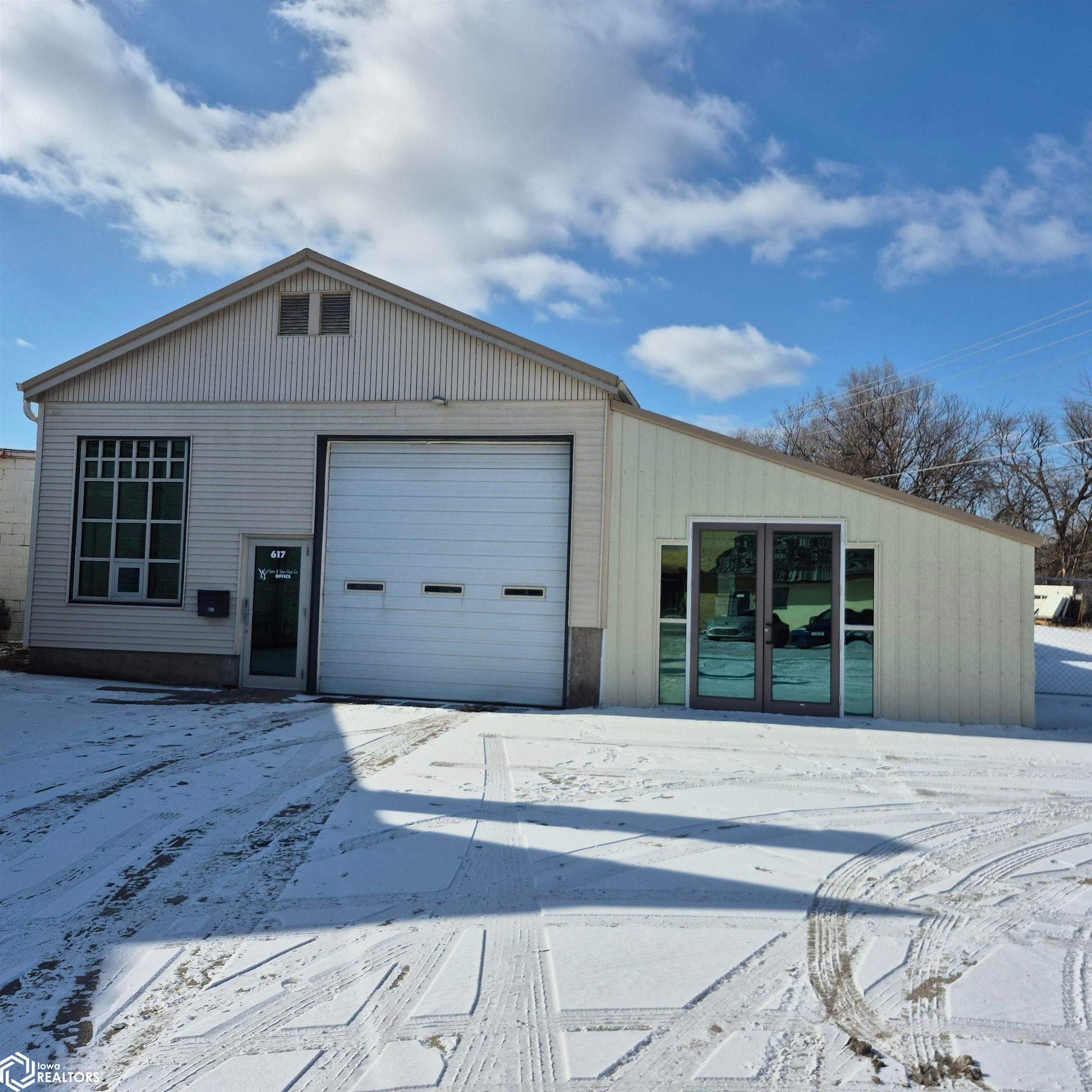 617 Church Street, Ottumwa, IA 52501-1151 photo 1 of 15