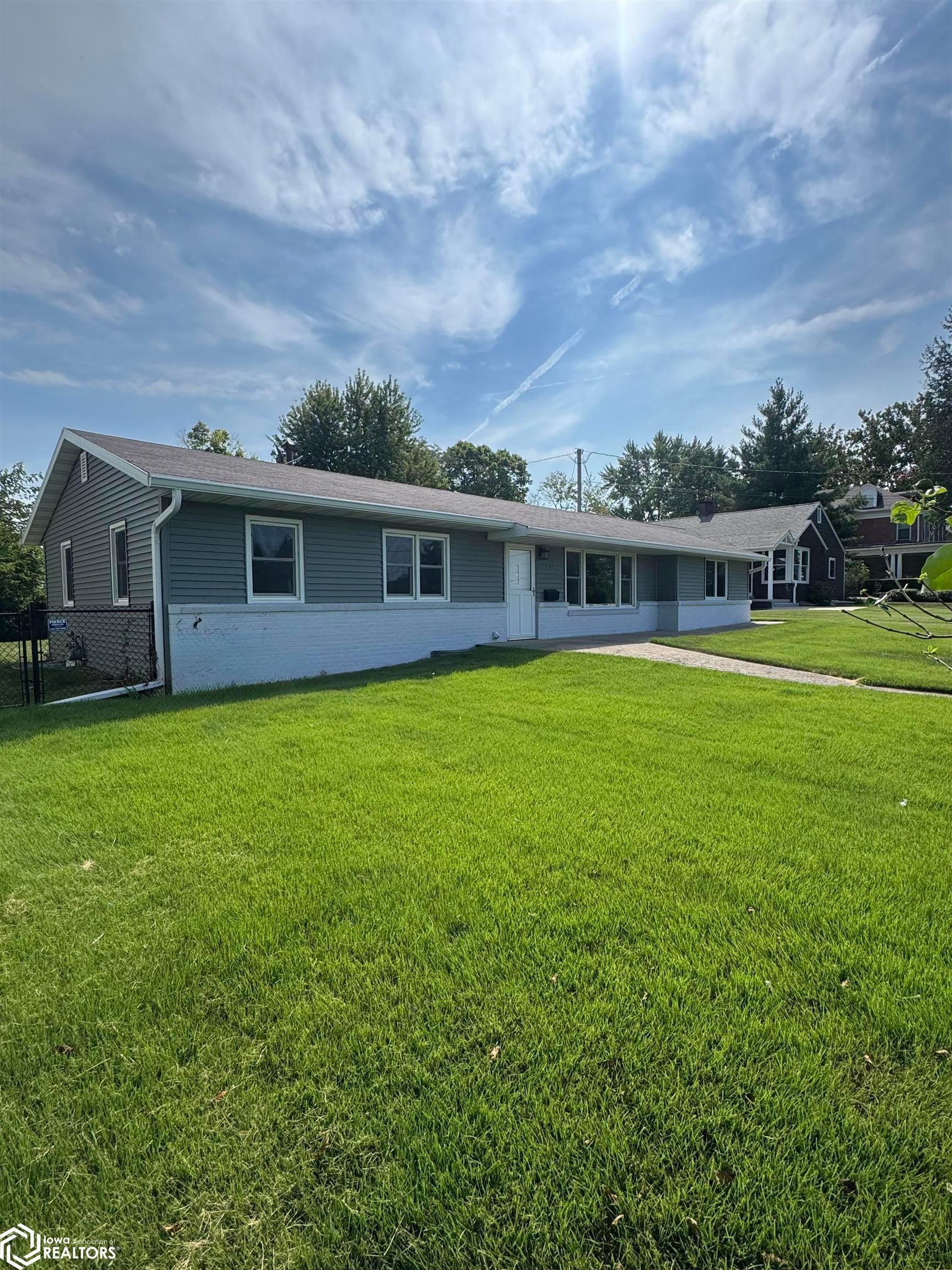 814 N Court Street, Ottumwa, IA 52501 photo 1 of 32