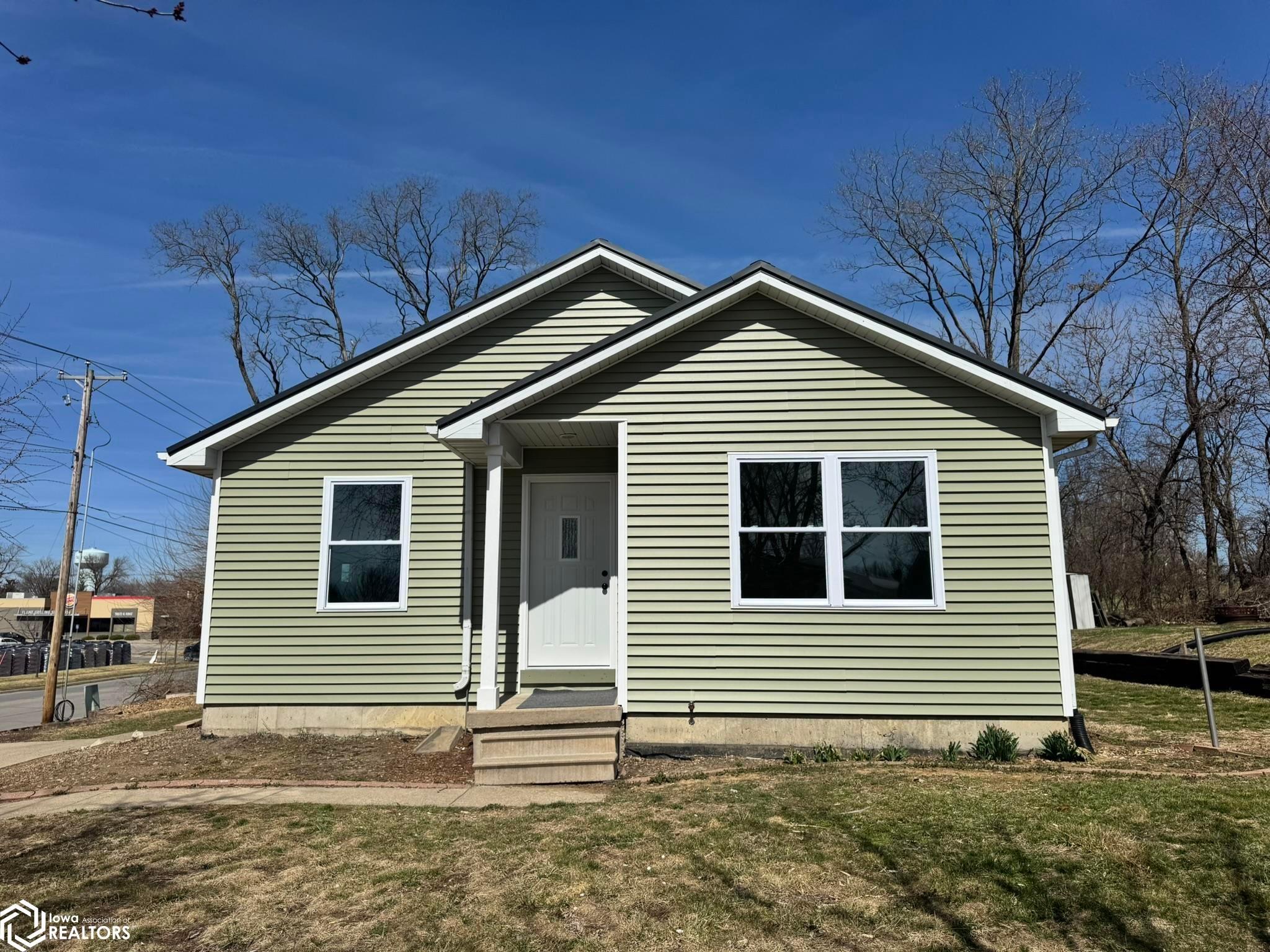 1105 W Adams Avenue, Fairfield, IA 52556 photo 1 of 22