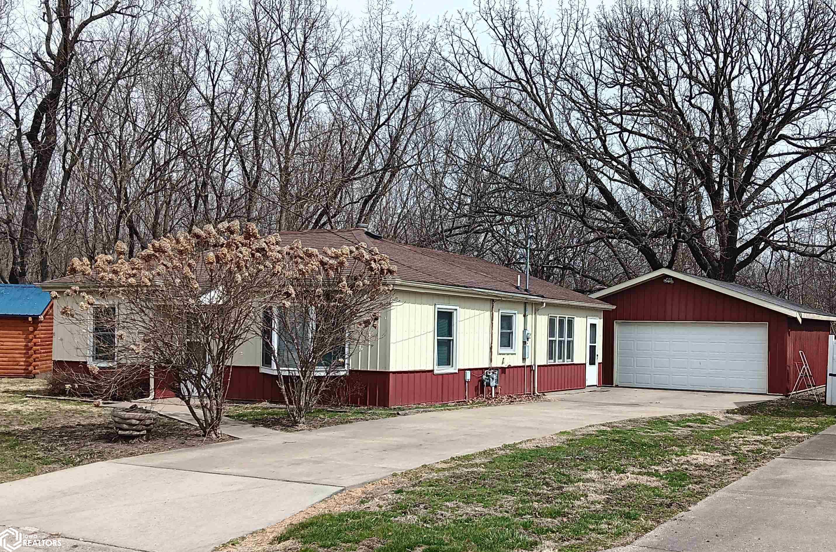 742 Pocahontas Lane, Ottumwa, IA 52501 photo 1 of 32