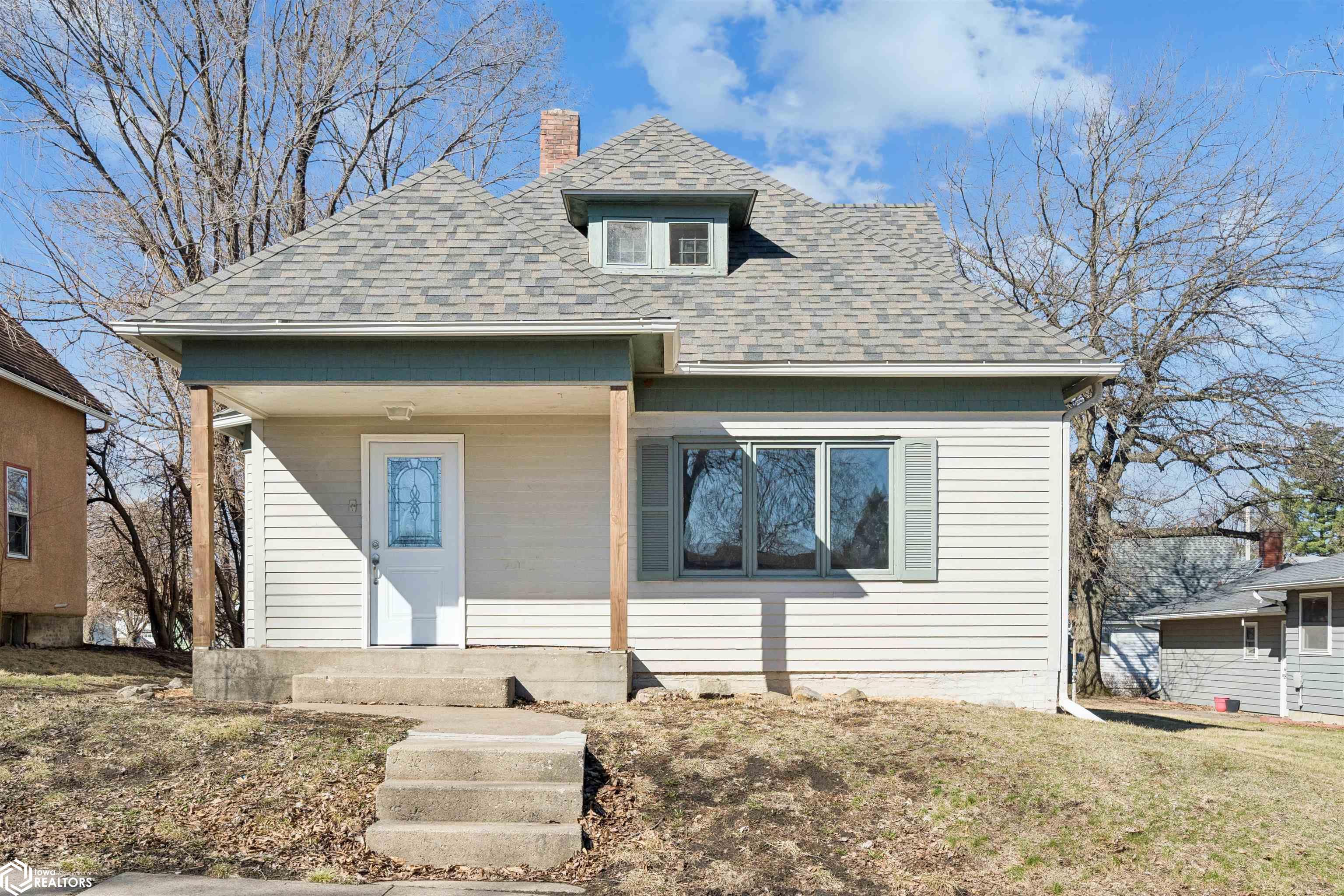 523 N B Street, Oskaloosa, IA 52577 photo 1 of 18