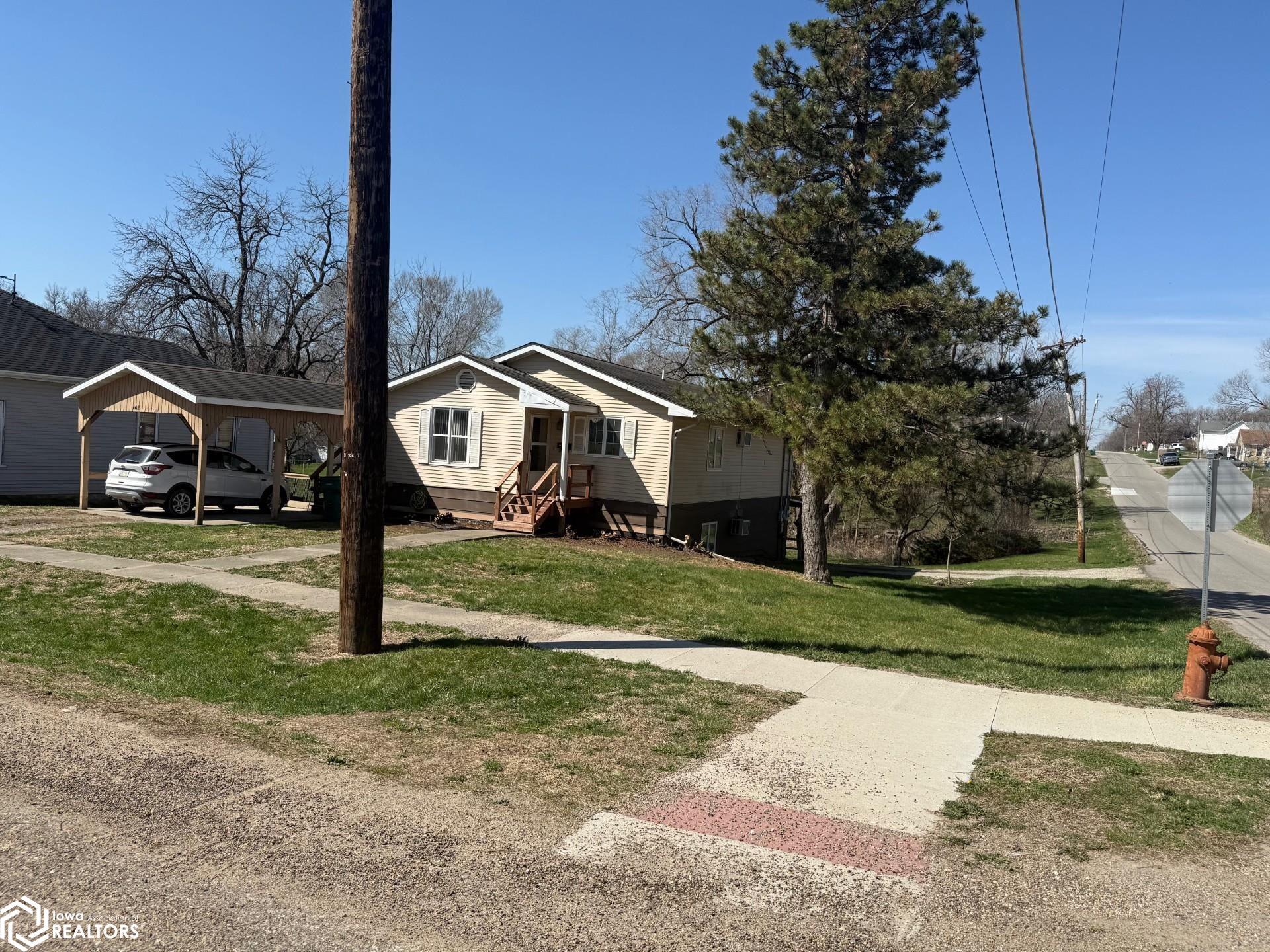 402 S Columbia Street, Bloomfield, IA 52537 photo 1 of 9