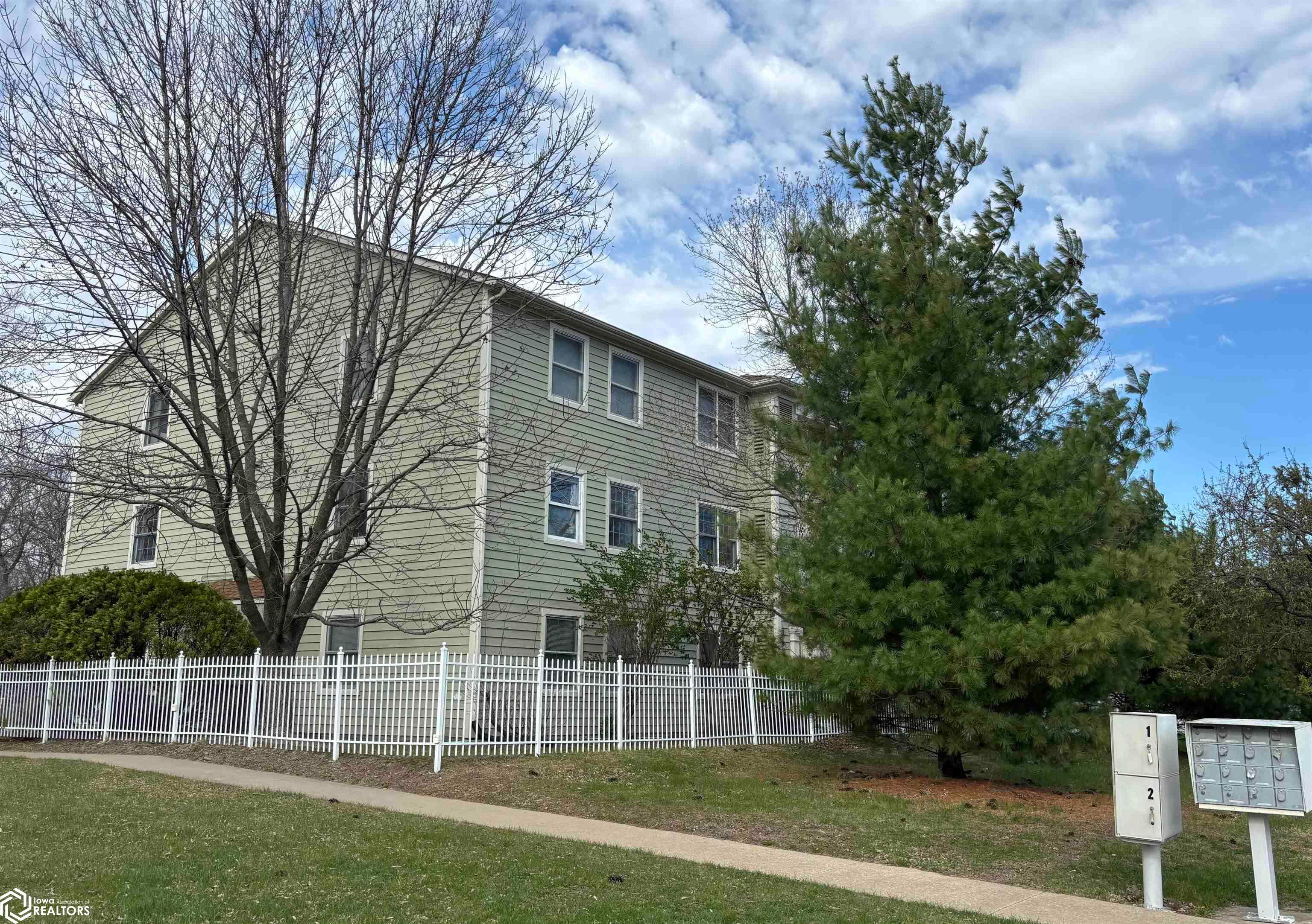 1100 University Manor Drive Unit B21, Fairfield, IA 52556 photo 1 of 9