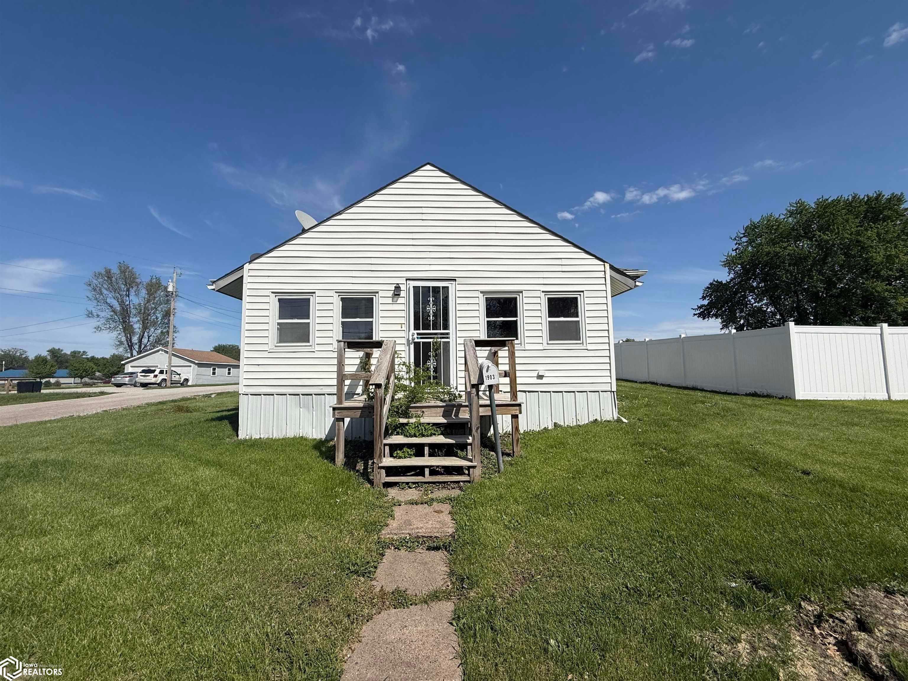 1903 S 16th, Centerville, IA 52544 photo 1 of 22
