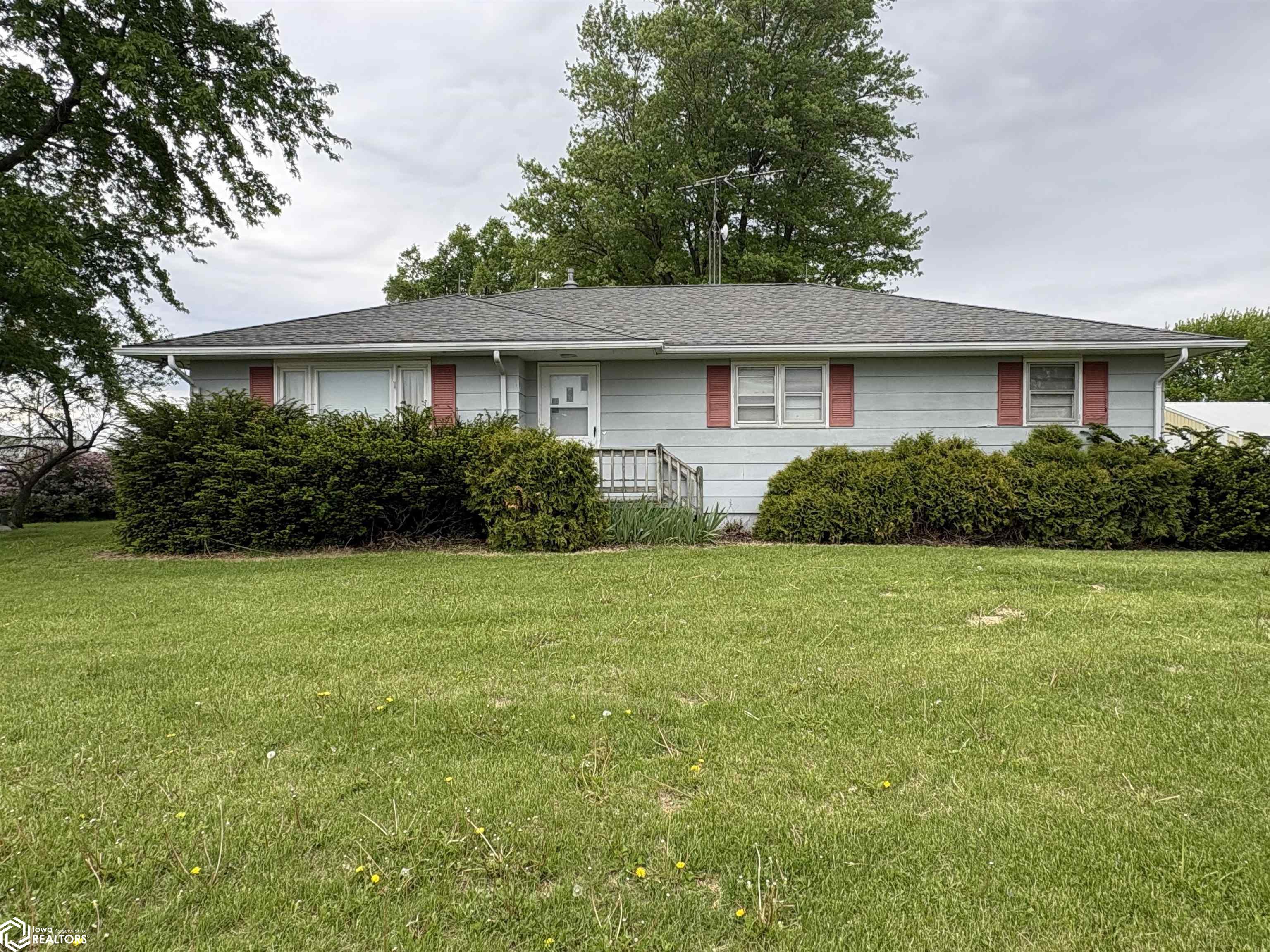 1754 Grape Avenue, Fairfield, IA 52556 photo 1 of 33