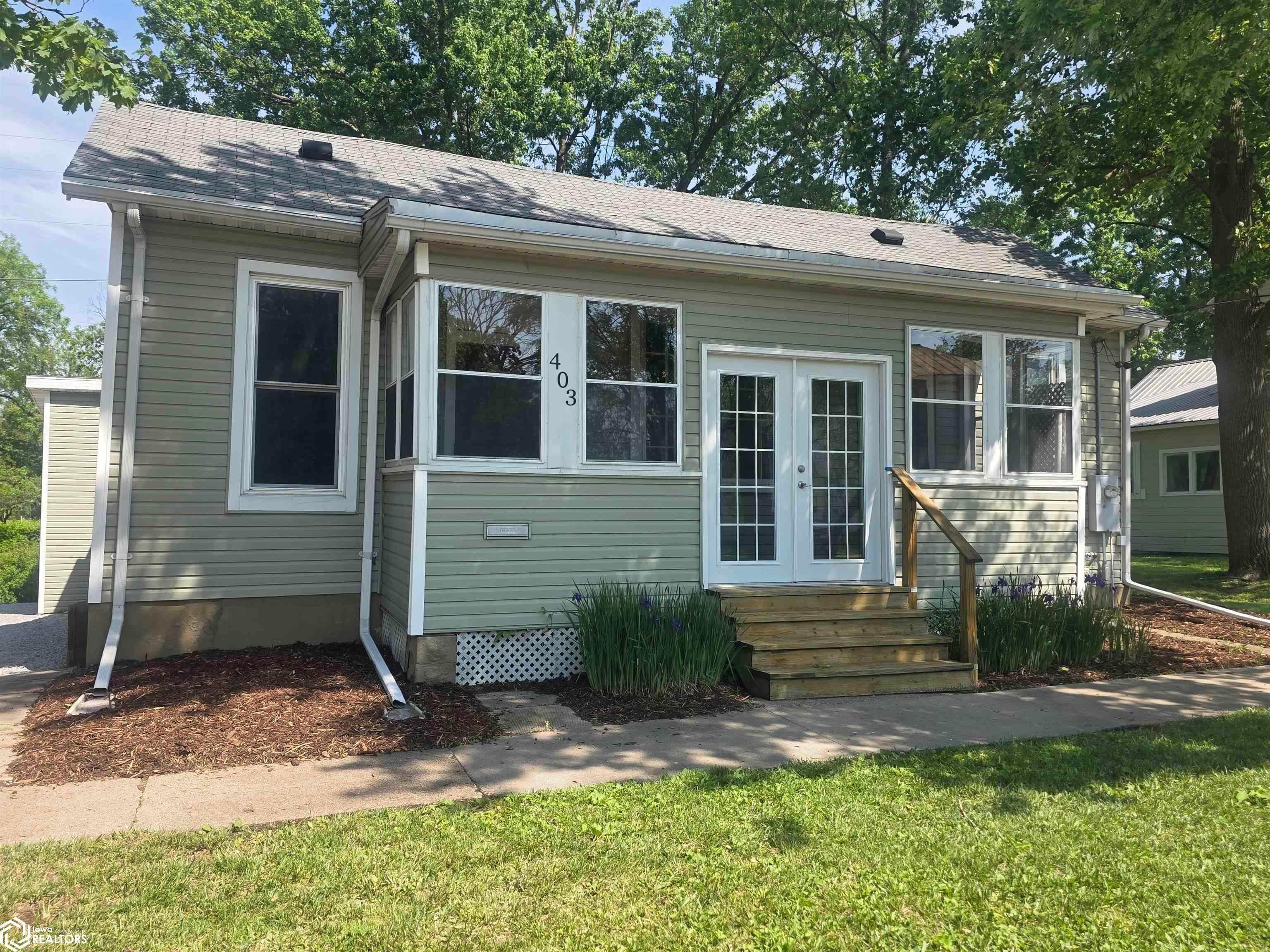 403 N B Street, Fairfield, IA 52556 photo 1 of 21