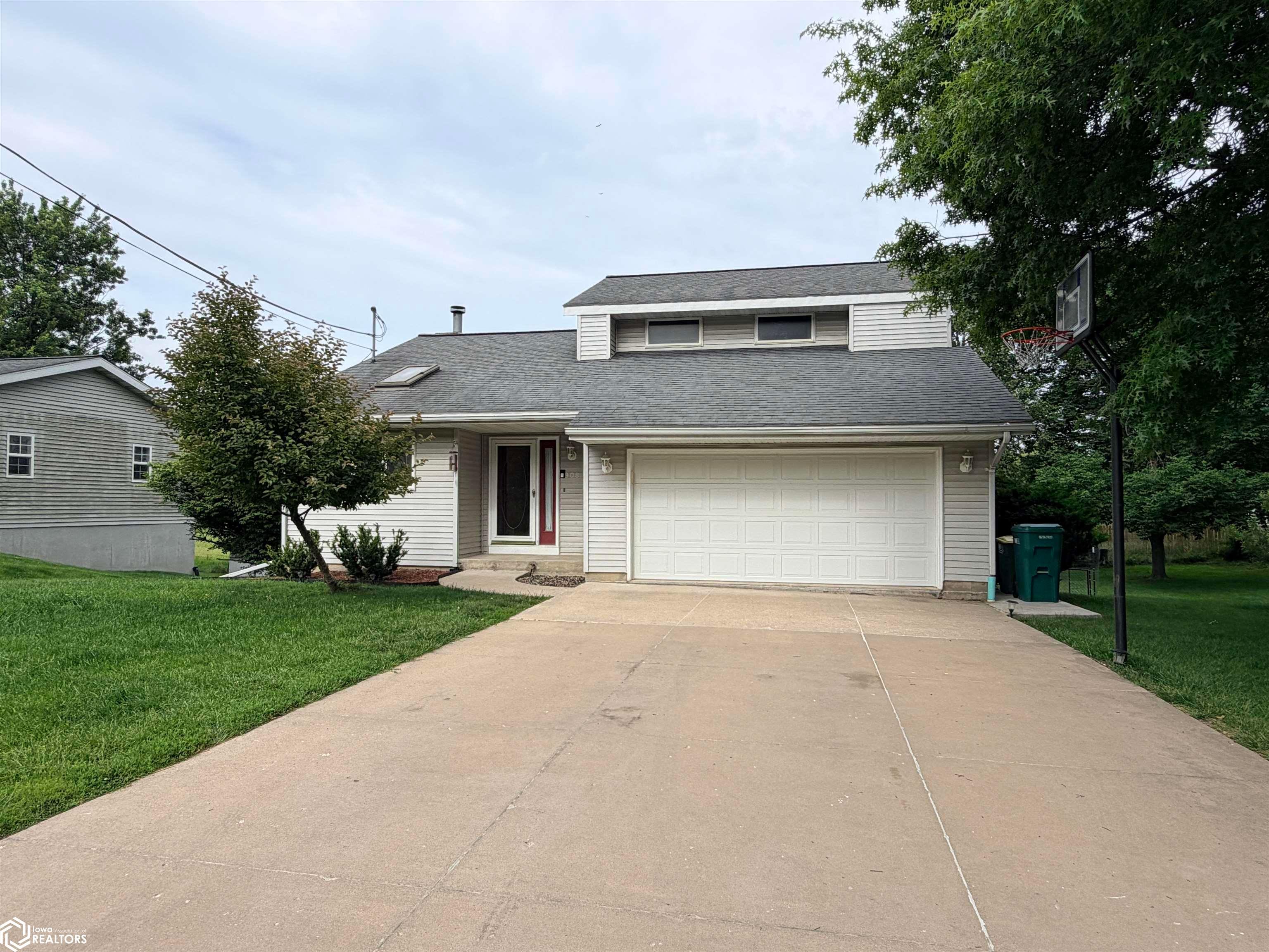 908 S 8Th Street, Fairfield, IA 52556 photo 1 of 47