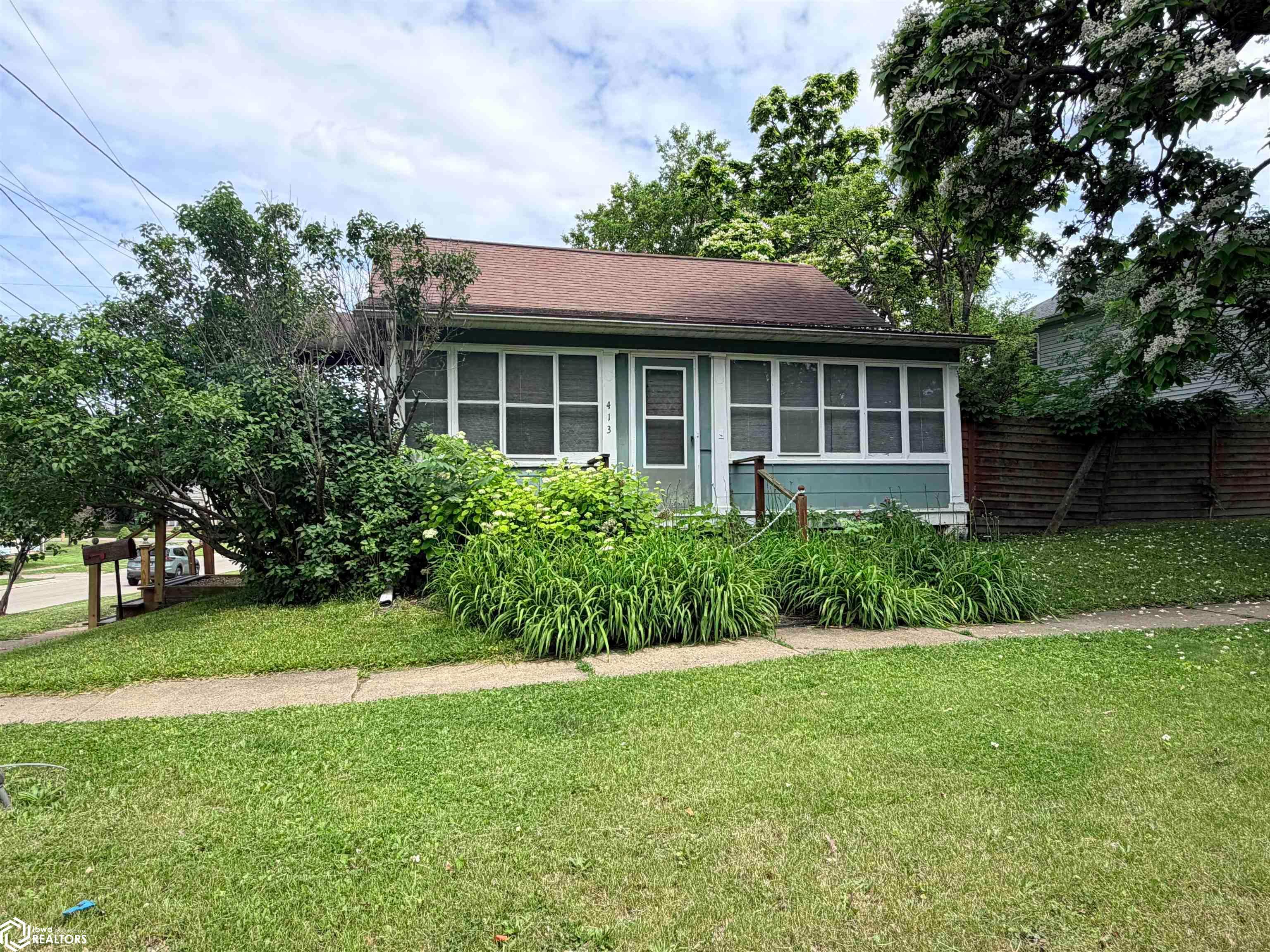 413 N B Street, Fairfield, IA 52556 photo 1 of 18