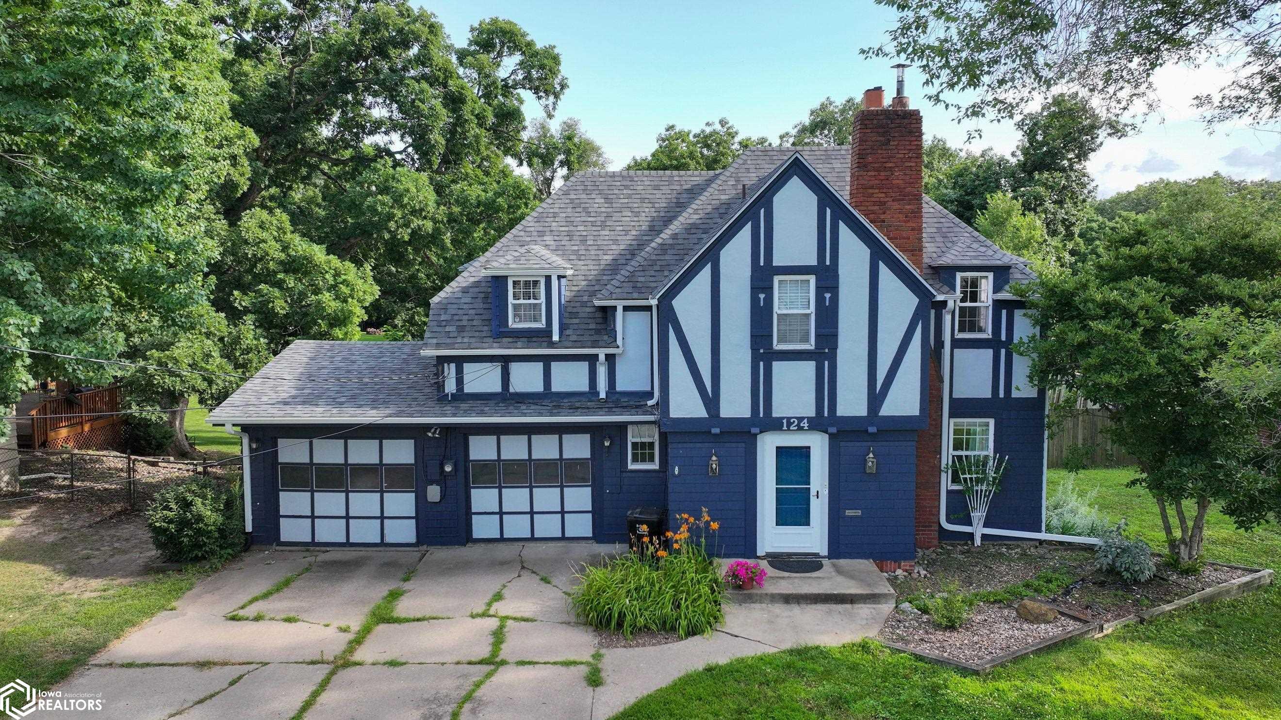 124 W Alta Vista, Ottumwa, IA 52501 photo 1 of 40