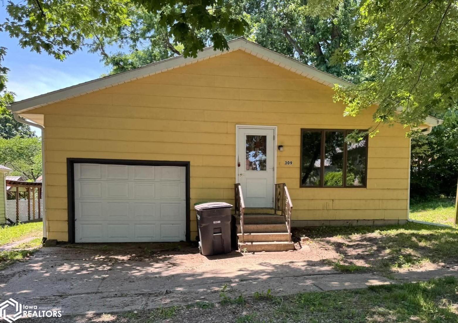 309 Cass Street, Keosauqua, IA 52565 photo 1 of 14