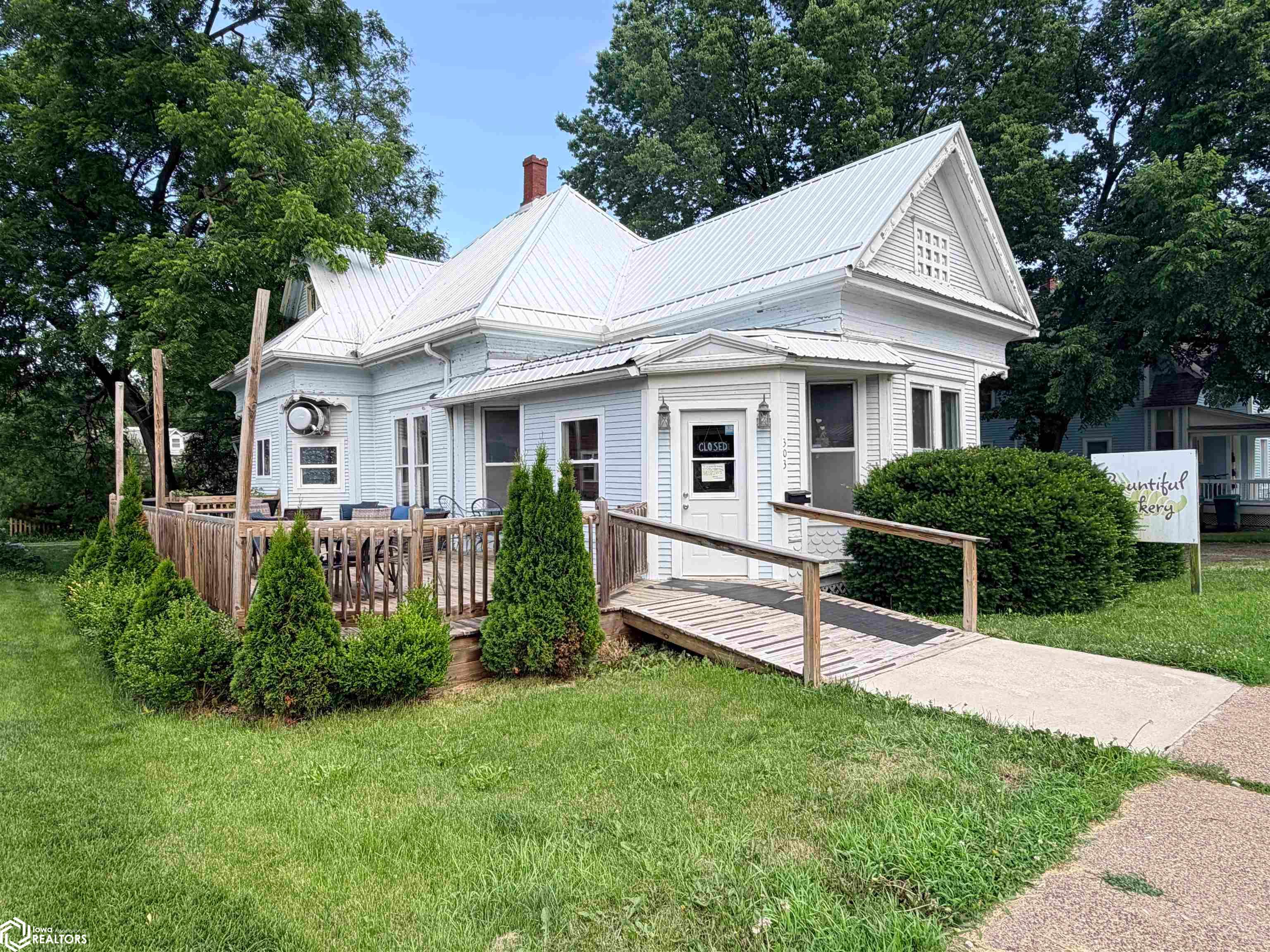 303 S Main Street, Fairfield, IA 52556 photo 1 of 34