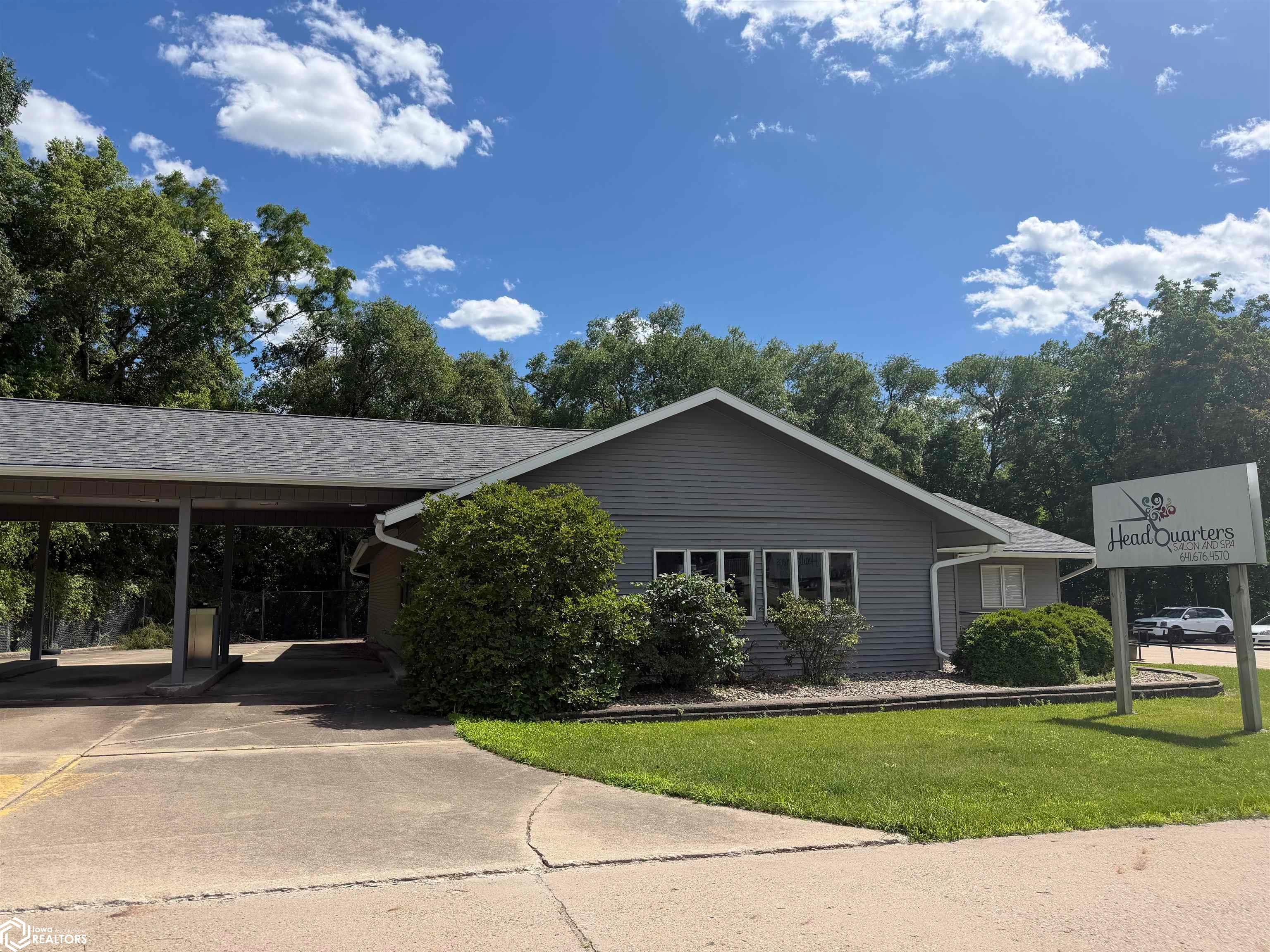 1506 A Ave E, Oskaloosa, IA 52577 photo 1 of 20