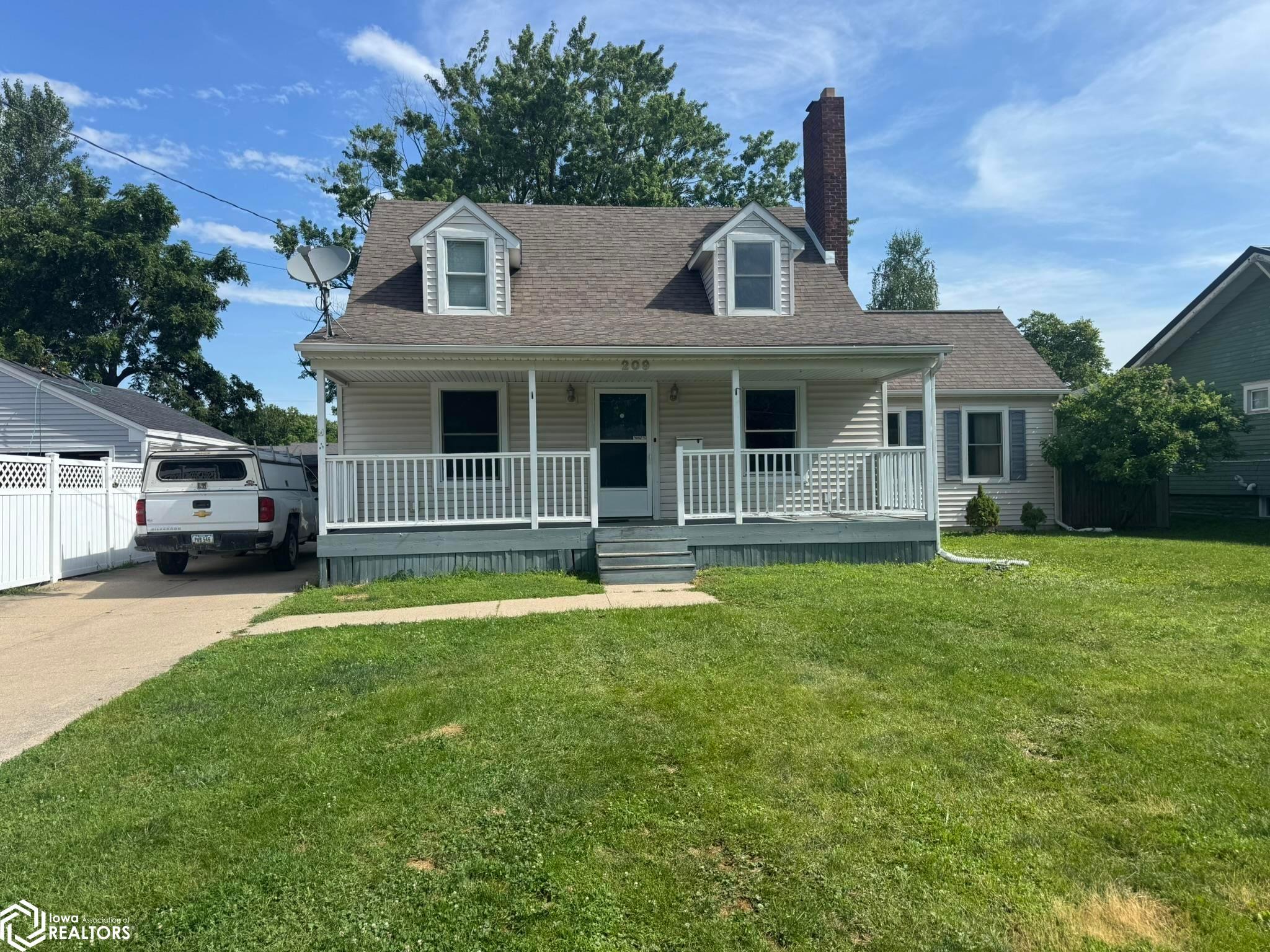 209 W Golf Avenue, Ottumwa, IA 52501 photo 1 of 21