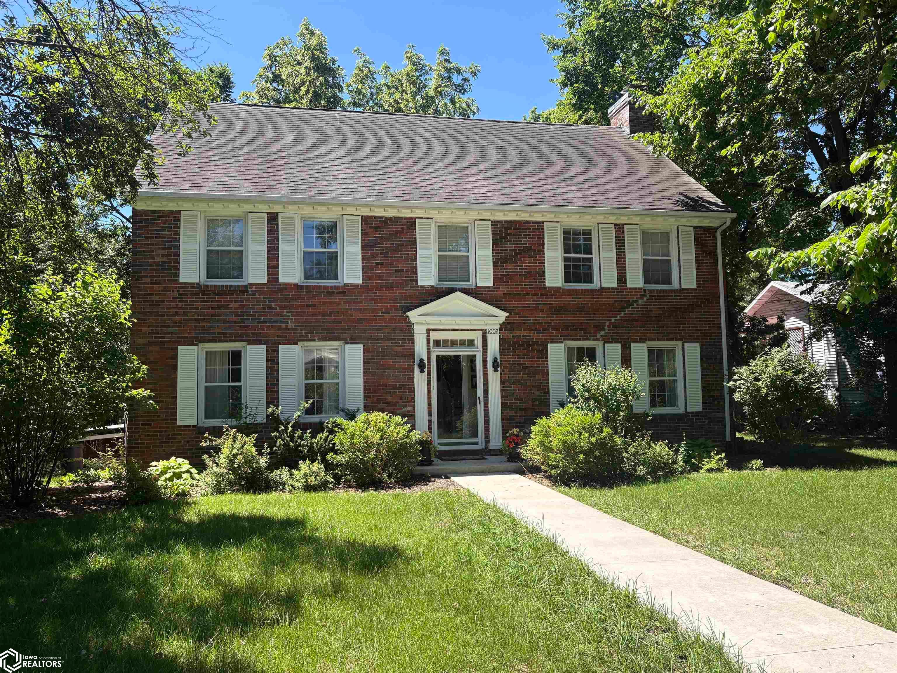 1002 E Burlington Avenue, Fairfield, IA 52556 photo 1 of 31