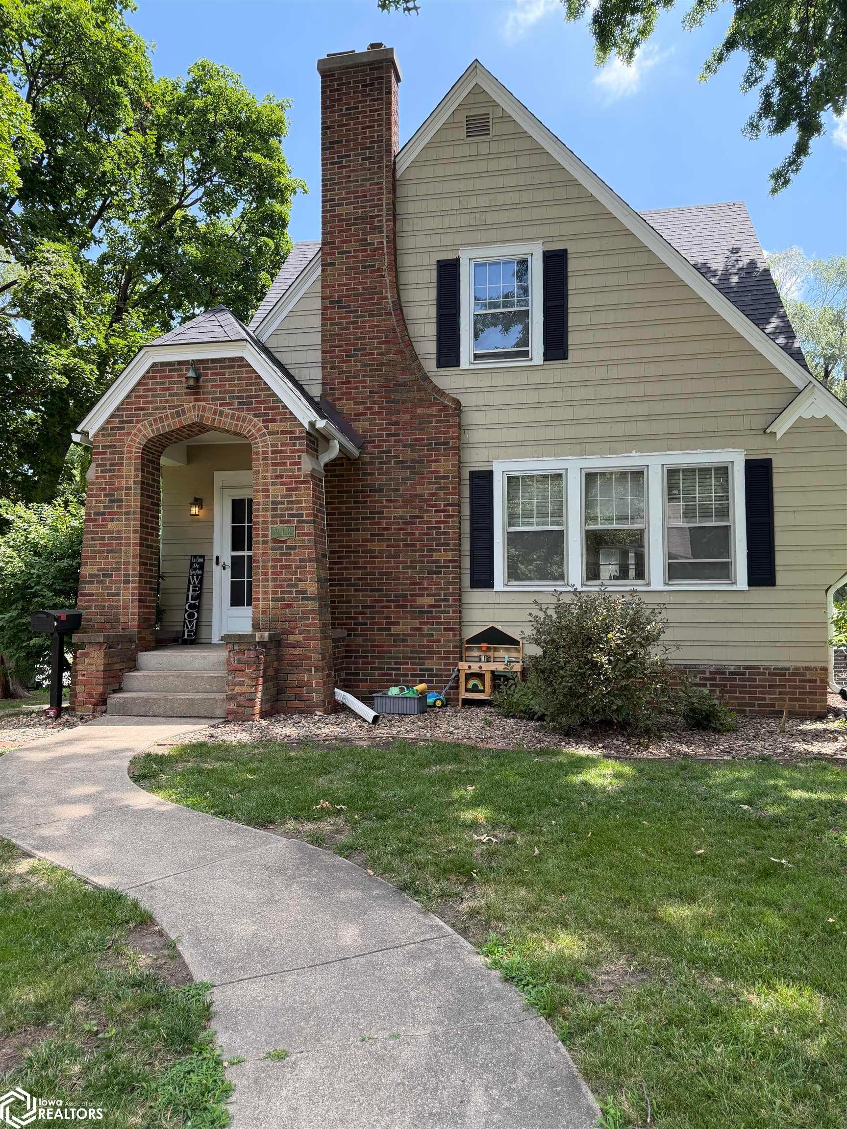 212 N 9Th Street, Oskaloosa, IA 52577 photo 1 of 37