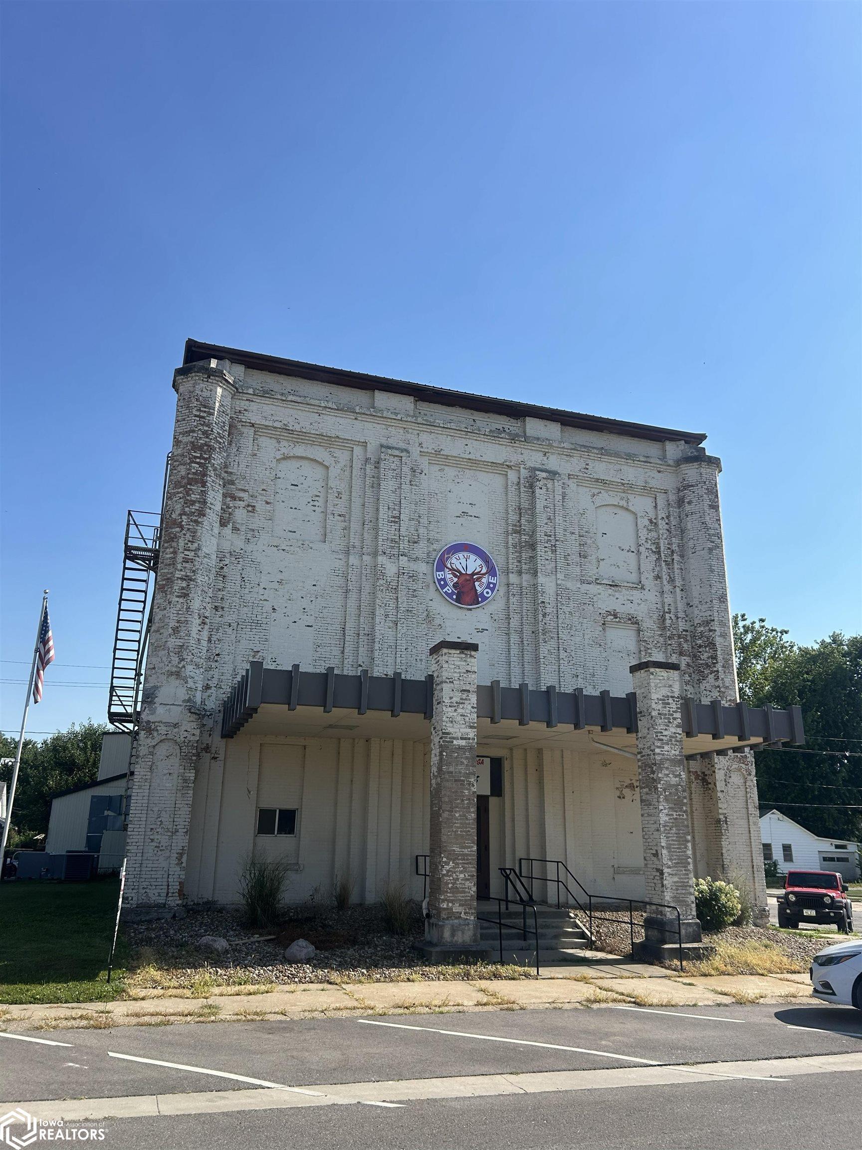202 2Nd Avenue E, Oskaloosa, IA 52577 photo 1 of 4