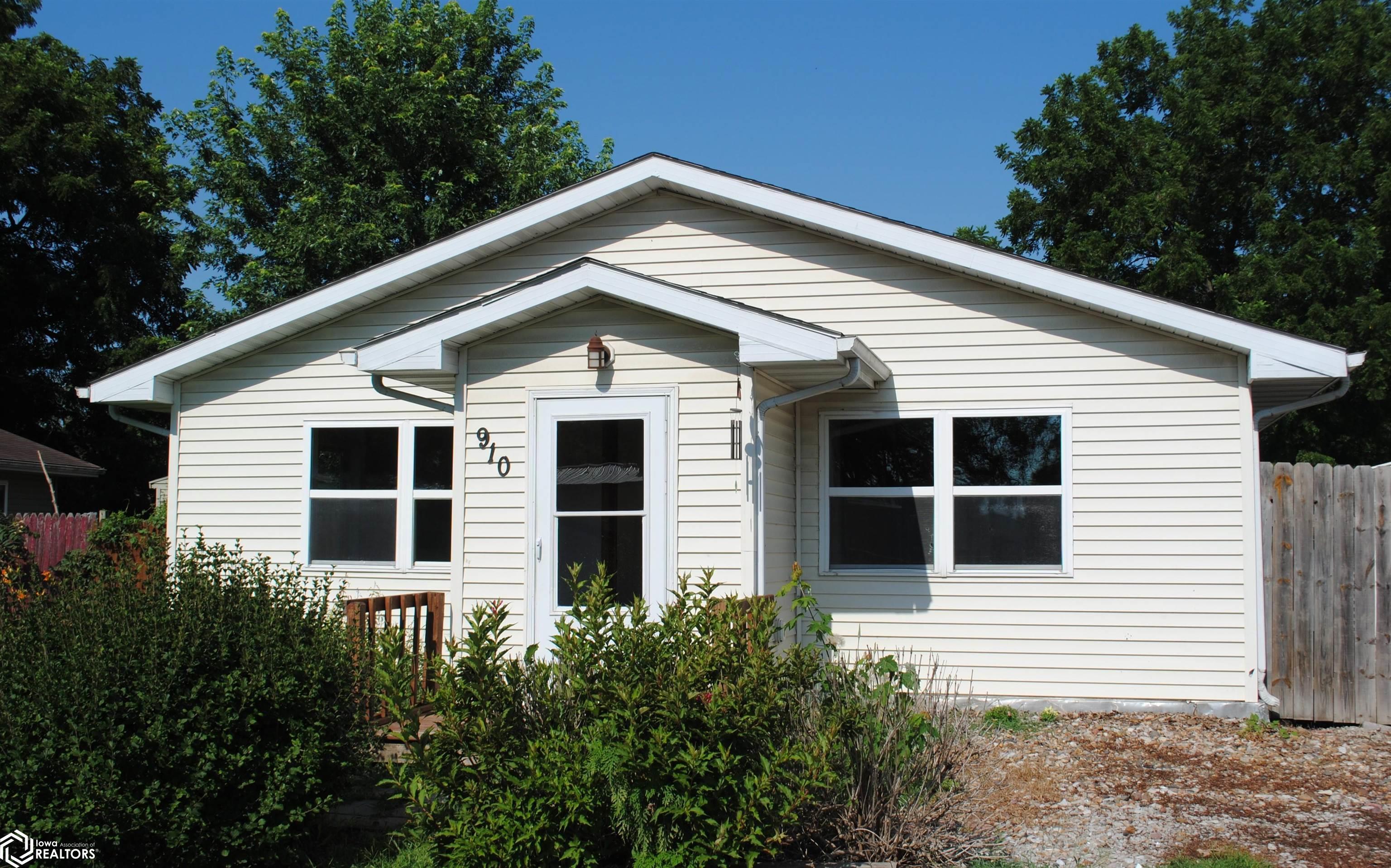 910 N 9th St, Fairfield, IA 52556 photo 1 of 22