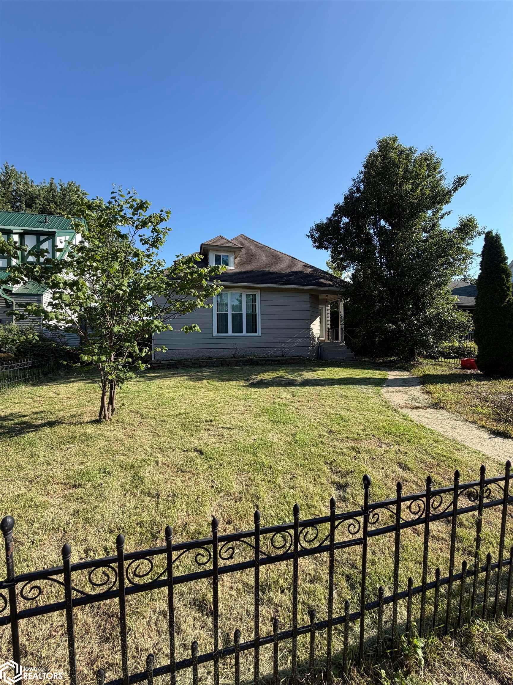 176 E Alta Vista Avenue, Ottumwa, IA 52501 photo 1 of 32