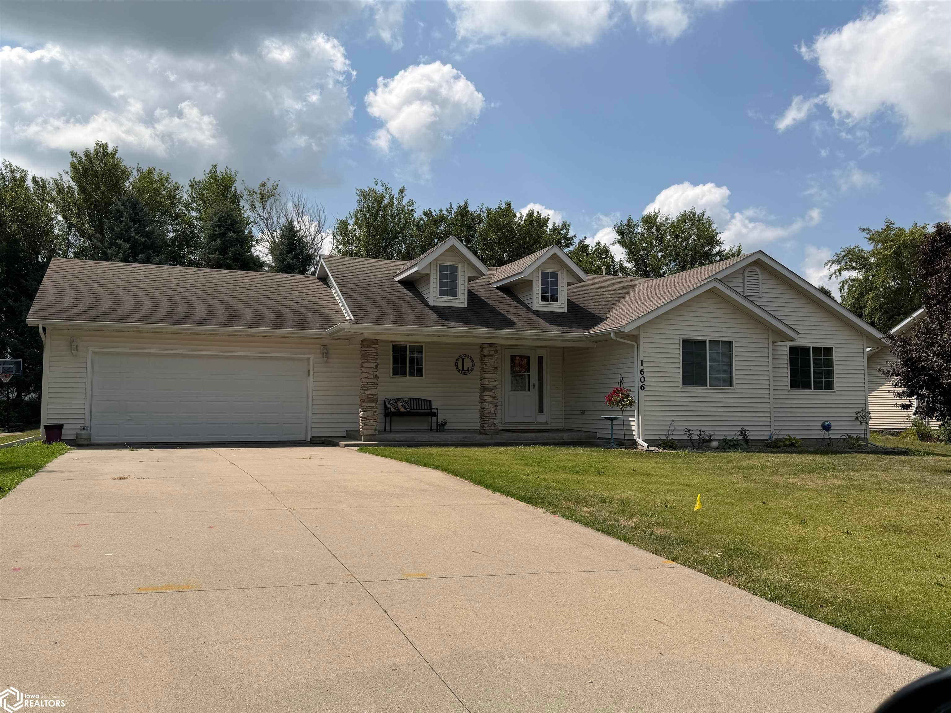 1606 Clay Court, Oskaloosa, IA 52577 photo 1 of 30