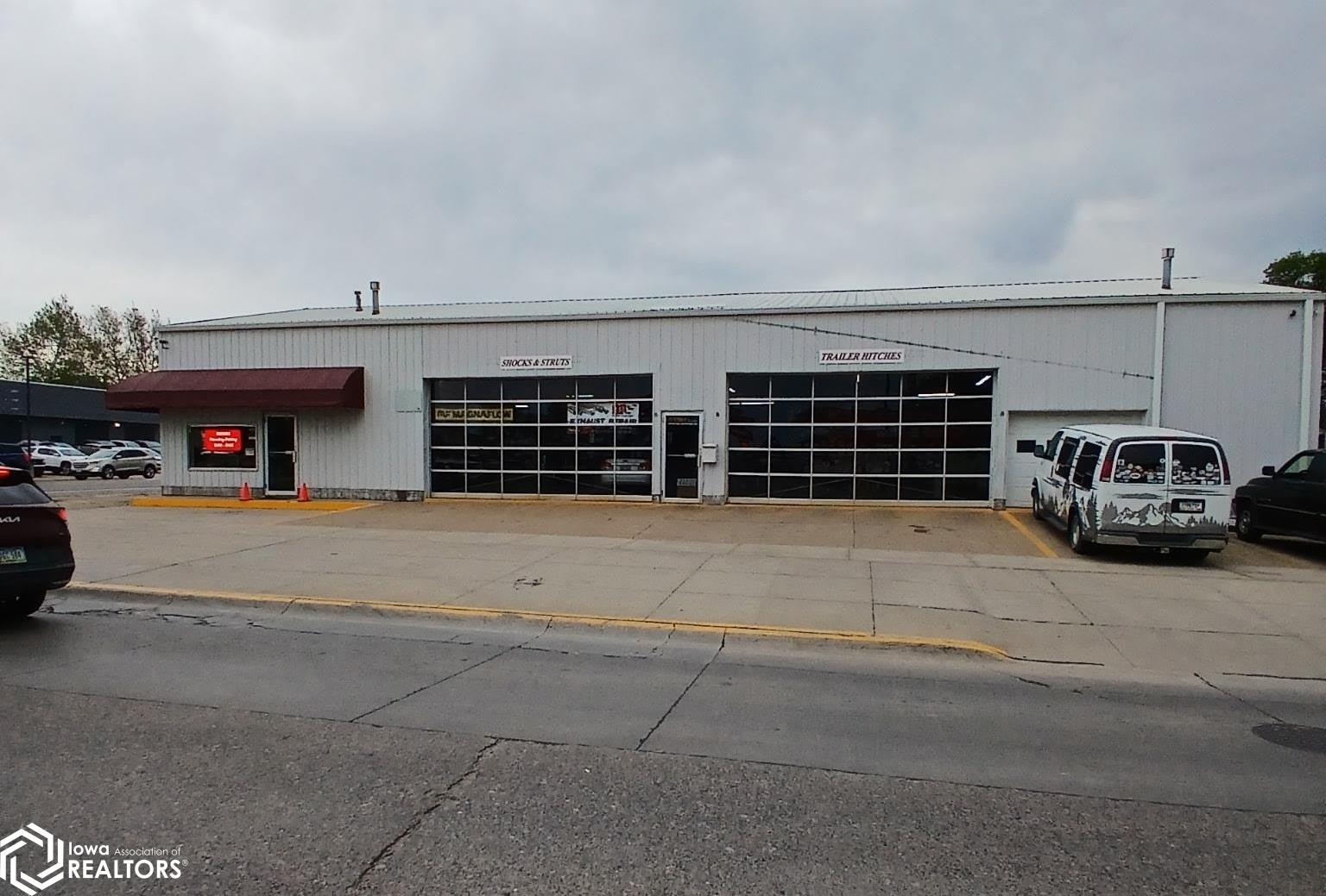 1214 A Avenue W, Oskaloosa, IA 52577 photo 1 of 23