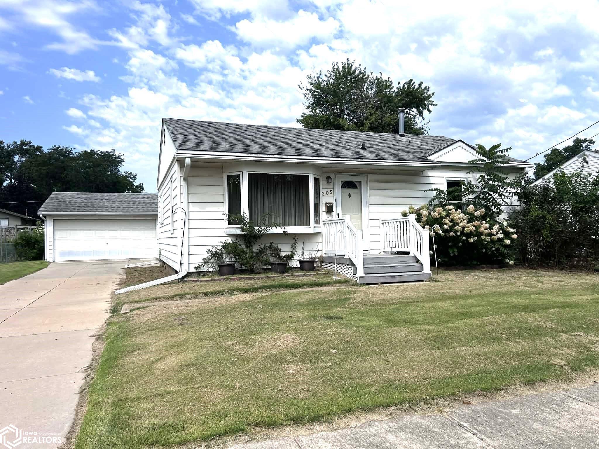 205 Lynwood Avenue, Ottumwa, IA 52501 photo 1 of 45