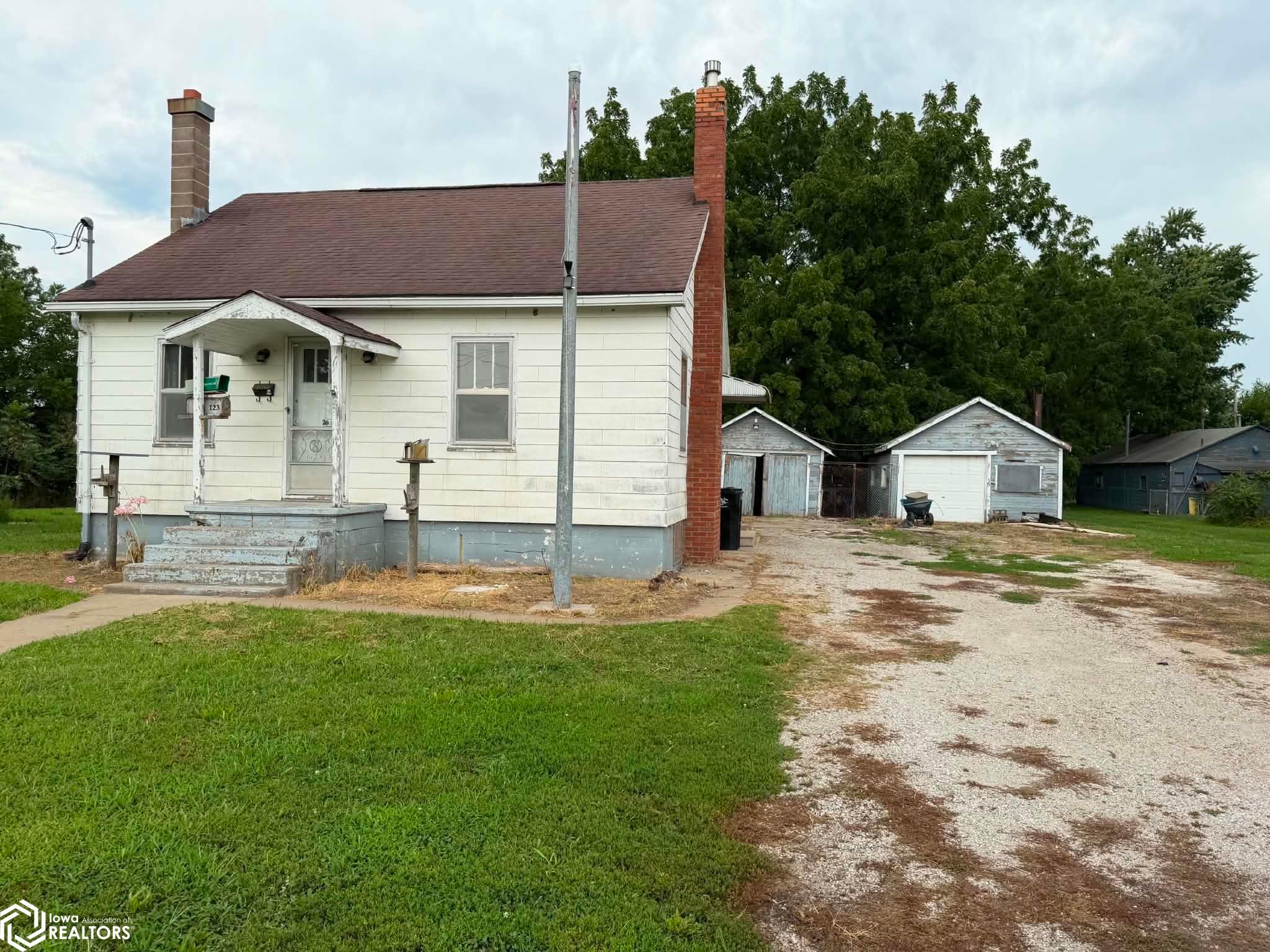 123 N Madison Avenue, Ottumwa, IA 52501 photo 1 of 21