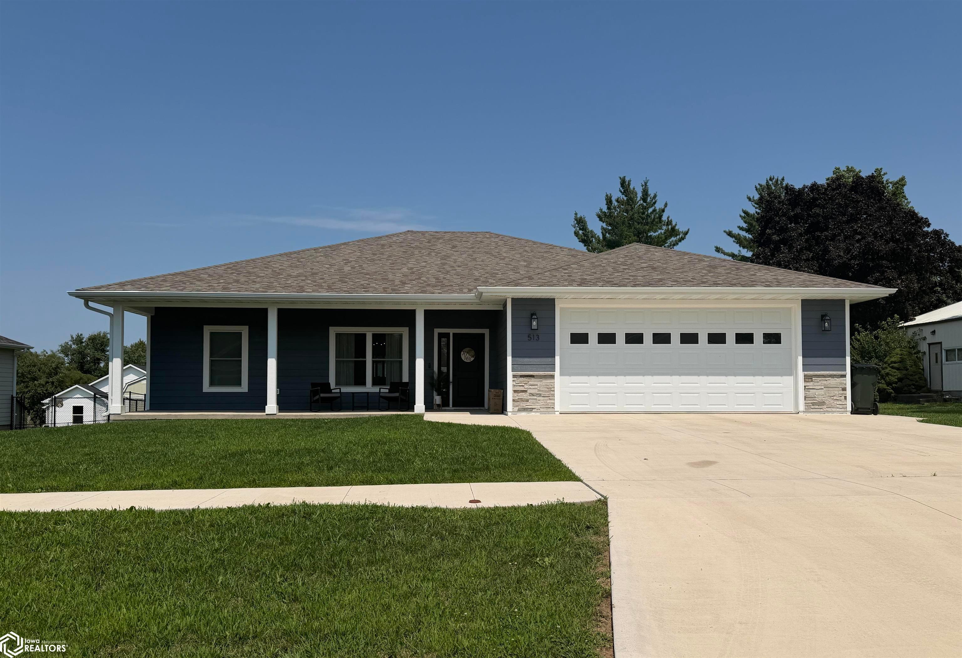 513 18th Ave E, Oskaloosa, IA 52577-4230 photo 1 of 29