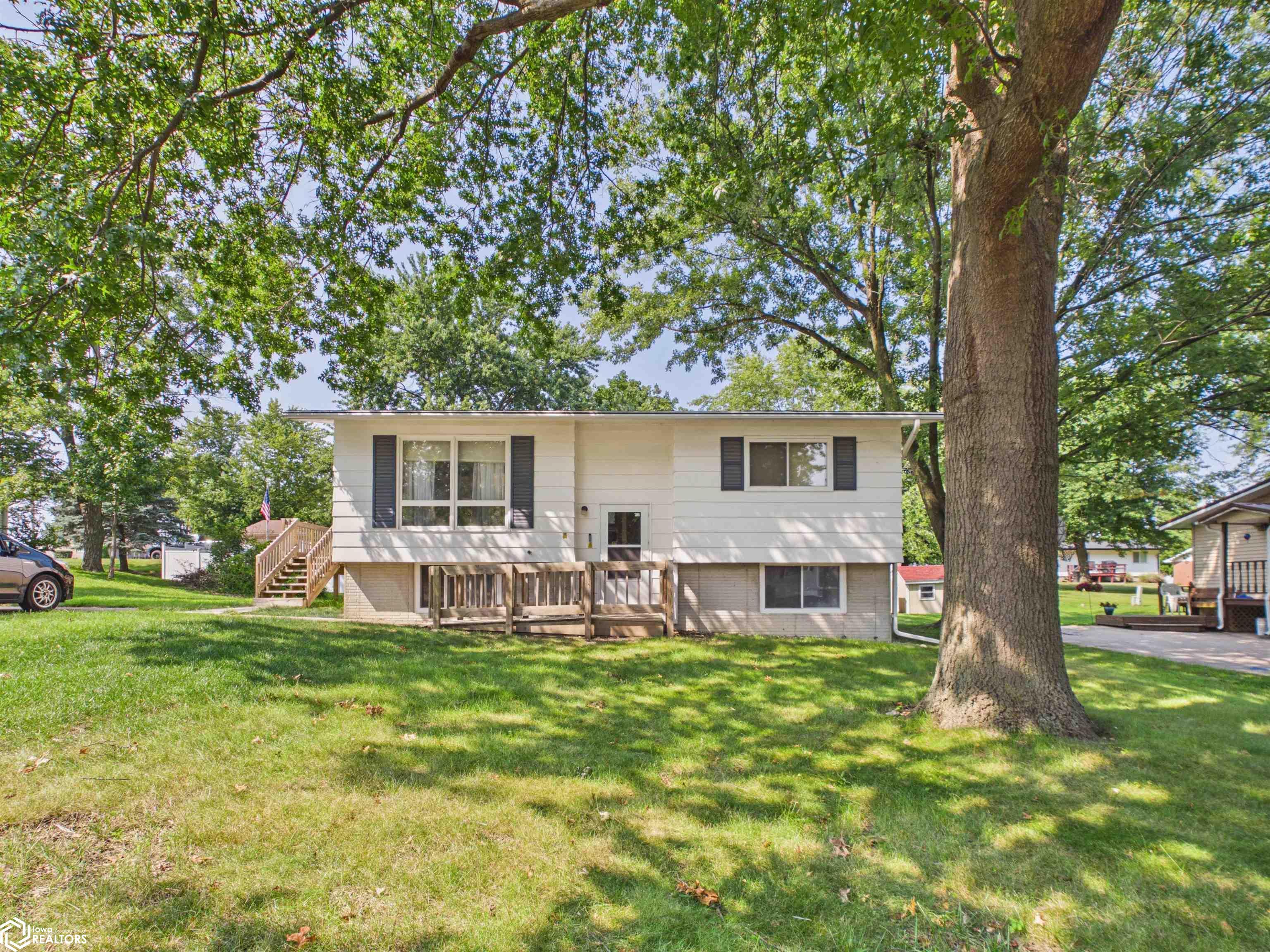 805 Wedgewood Drive, Oskaloosa, IA 52577 photo 1 of 34