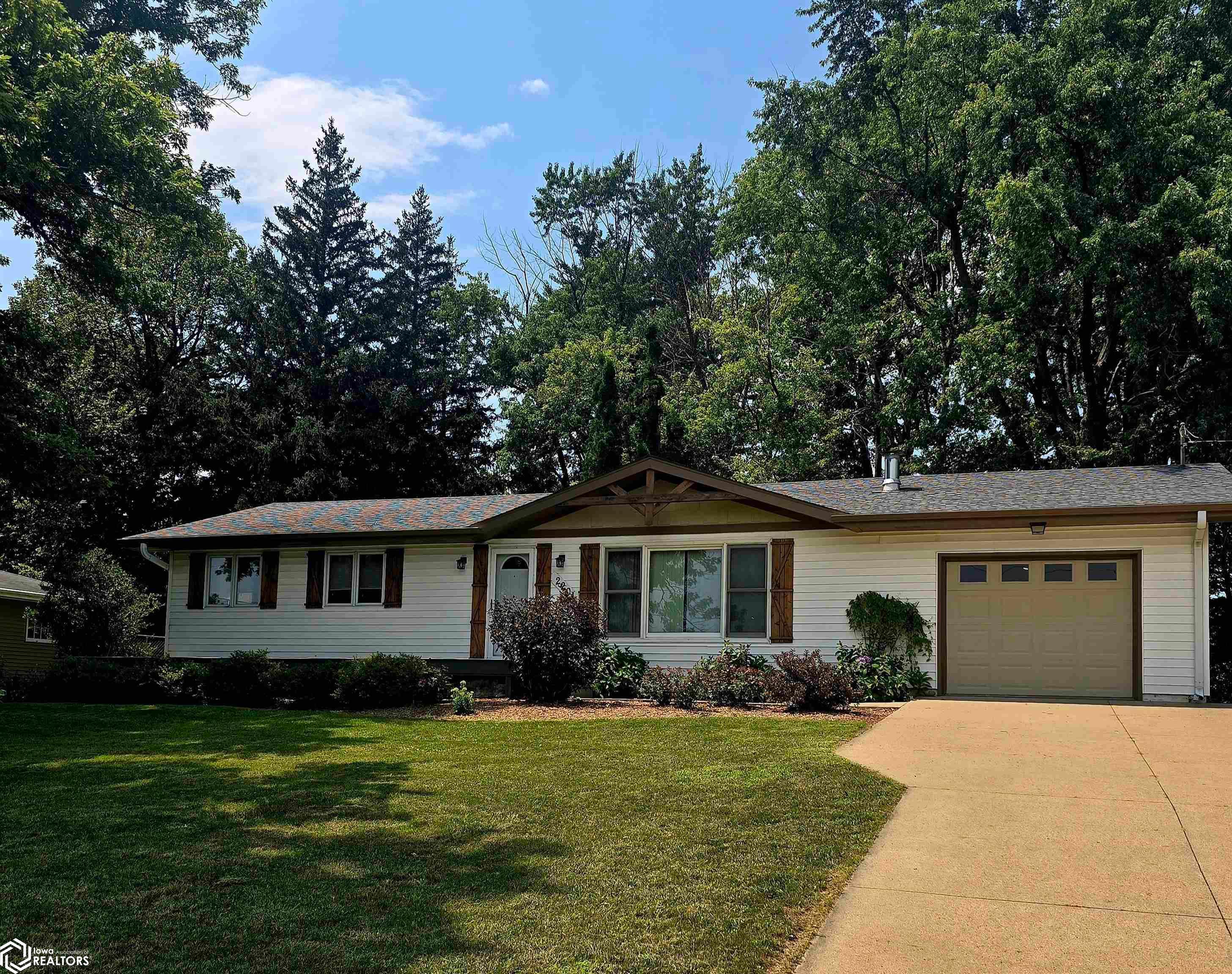 2201 Edmundson Drive, Oskaloosa, IA 52577 photo 1 of 23