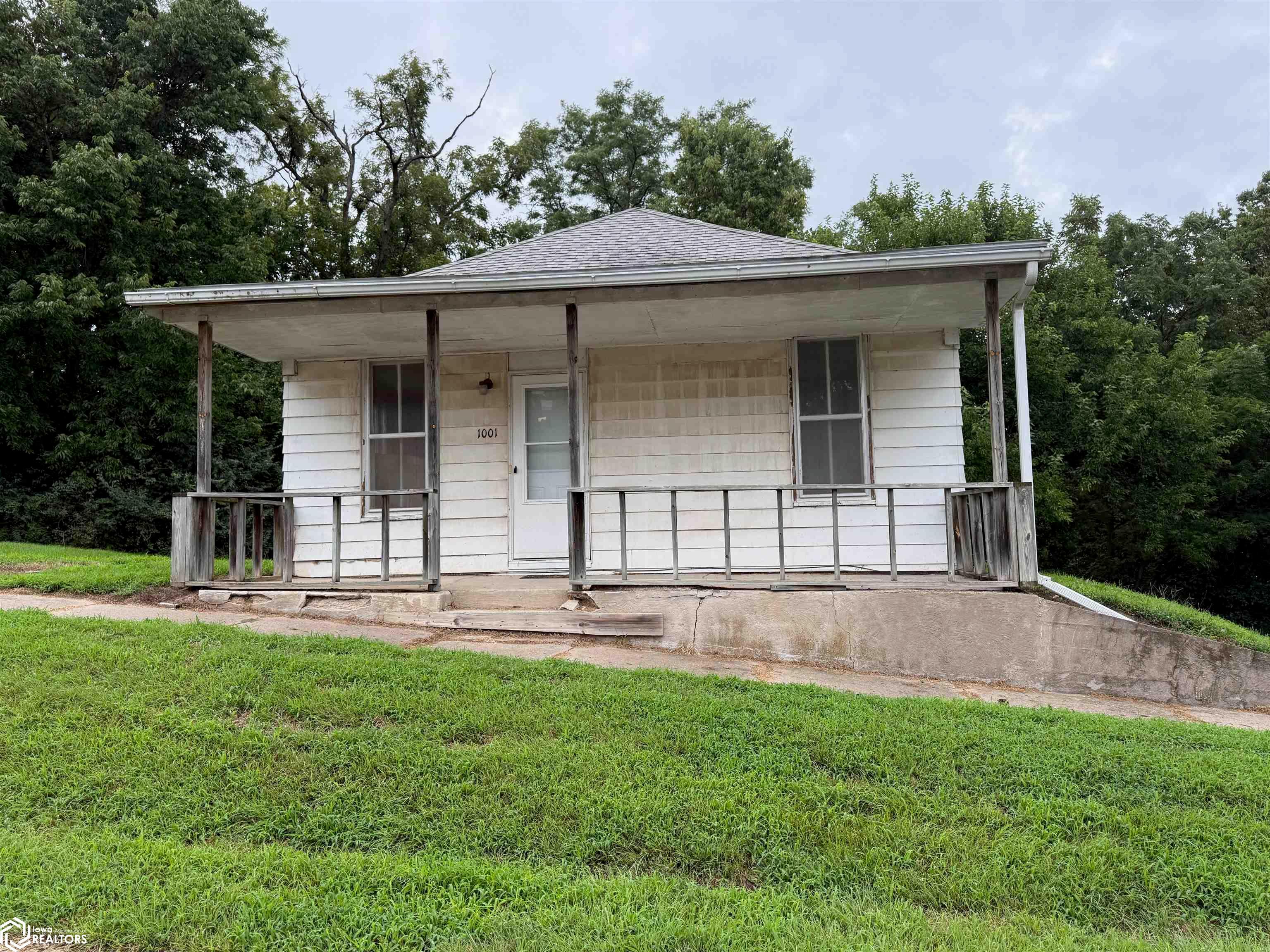 1001 4Th Street, Keosauqua, IA 52565 photo 1 of 10