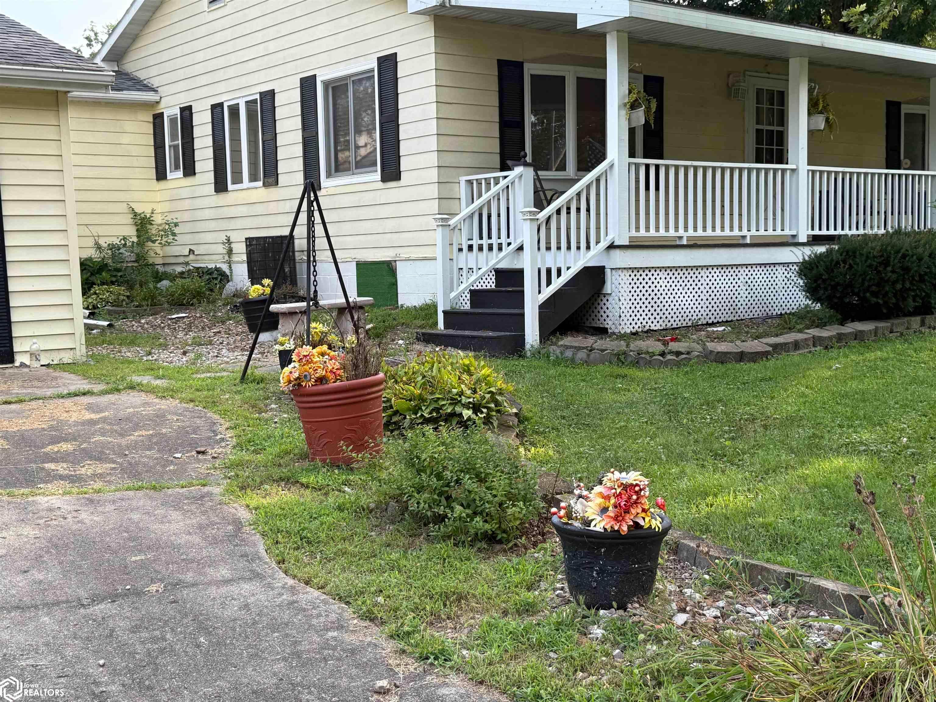 1306 S Ferry Street, Ottumwa, IA 52501 photo 1 of 13