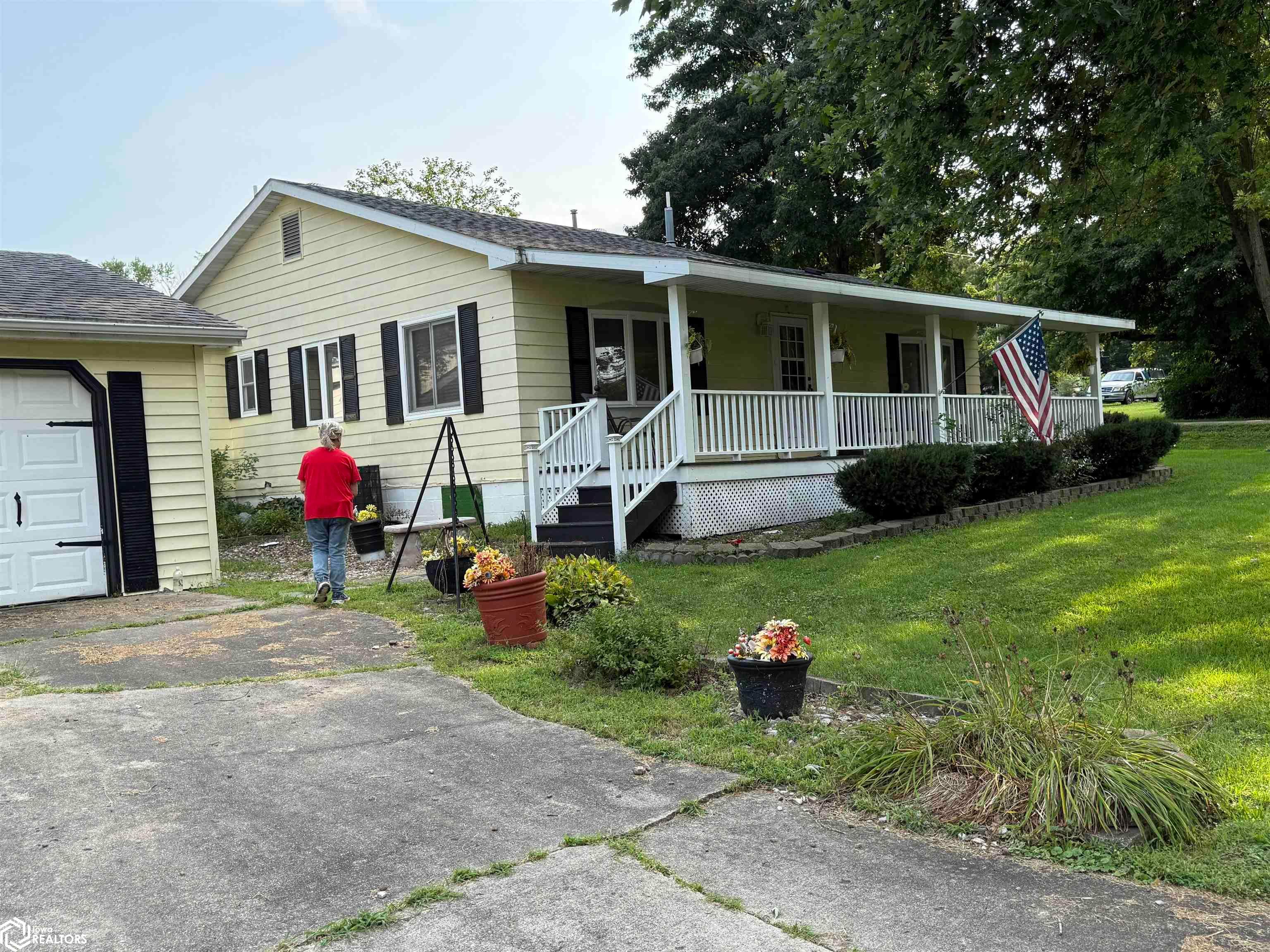 1306 S Ferry Street, Ottumwa, IA 52501 photo 1 of 15