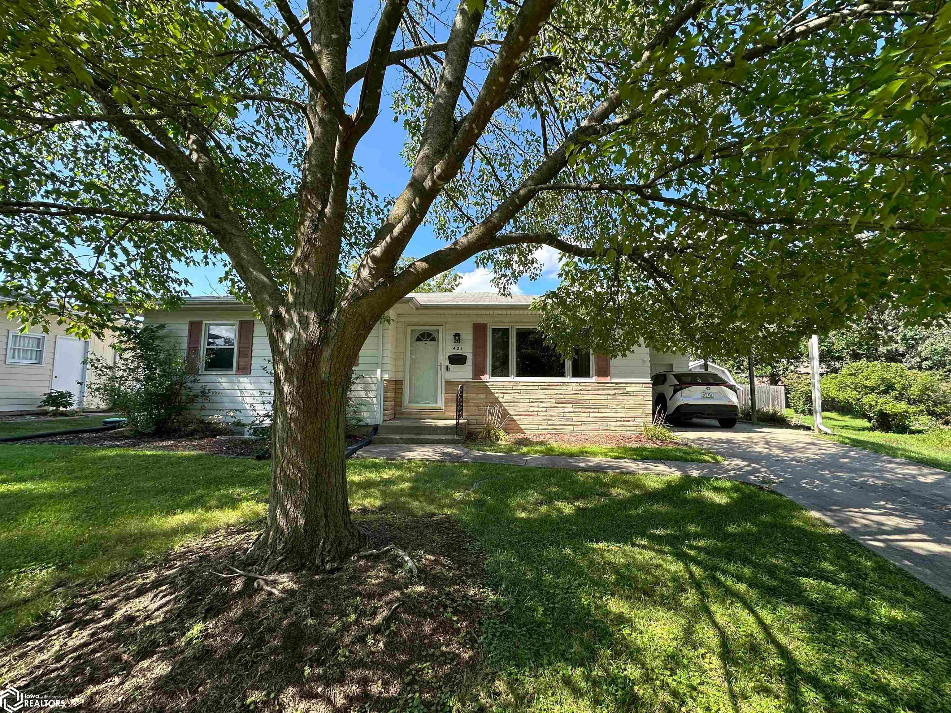 421 E Manning Avenue, Ottumwa, IA 52501-1333 photo 1 of 32
