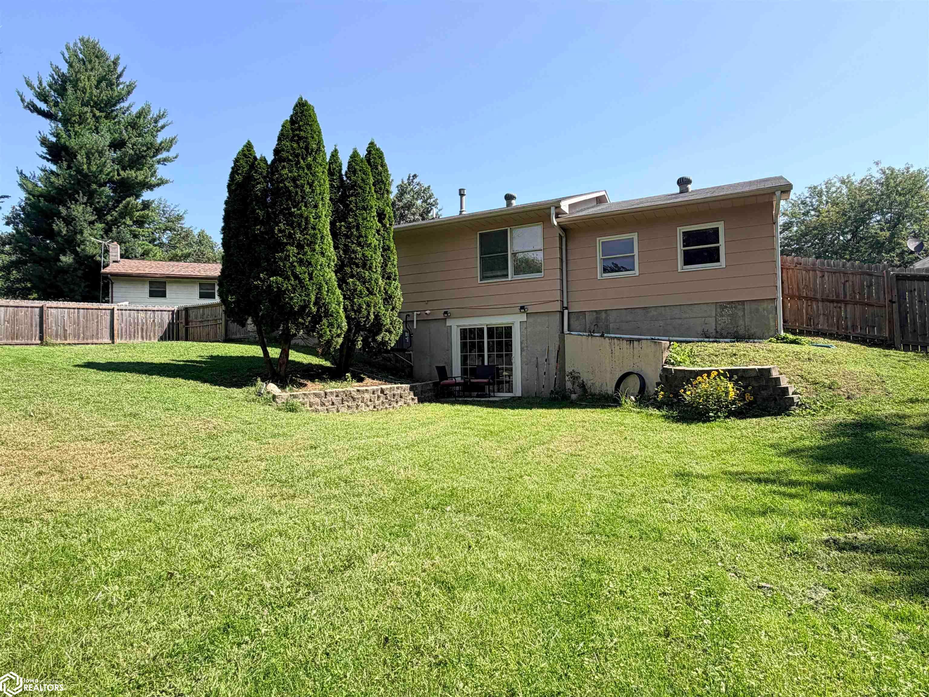 1604 Southview Circle, Fairfield, IA 52556 photo 1 of 37