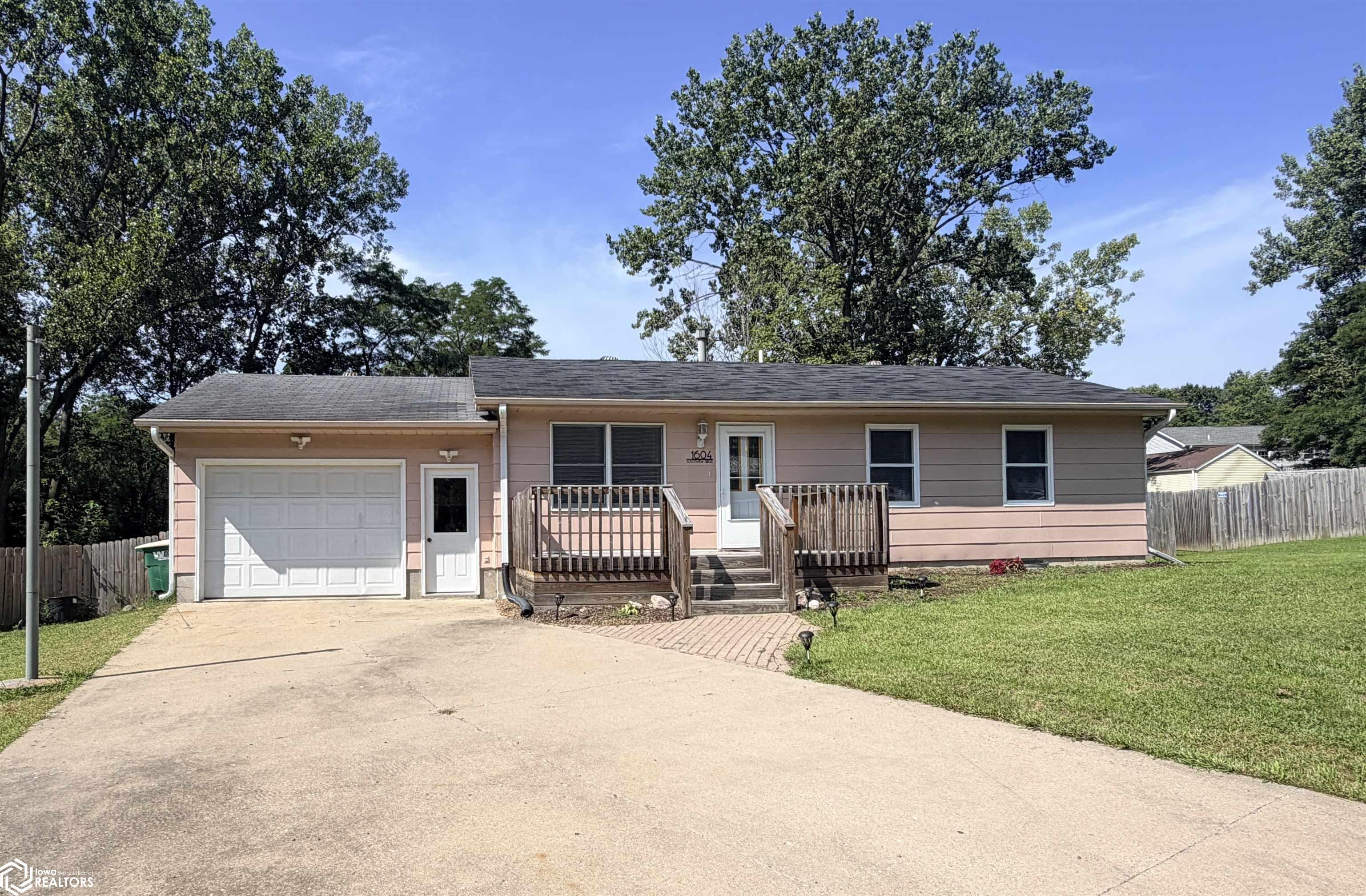 1604 Southview Circle, Fairfield, IA 52556 photo 1 of 37