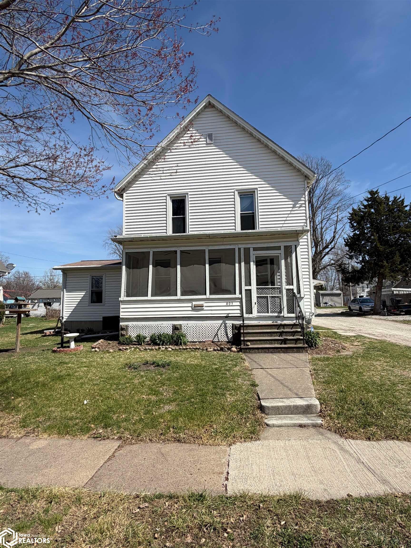 403 S 6th, Fairfield, IA 52556 photo 1 of 17