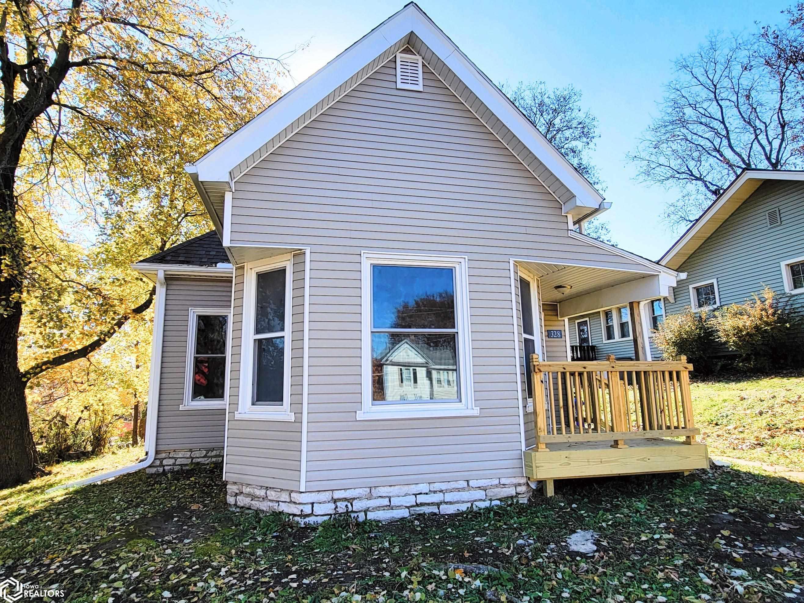 328 E Maple Avenue, Ottumwa, IA 52501 photo 1 of 18