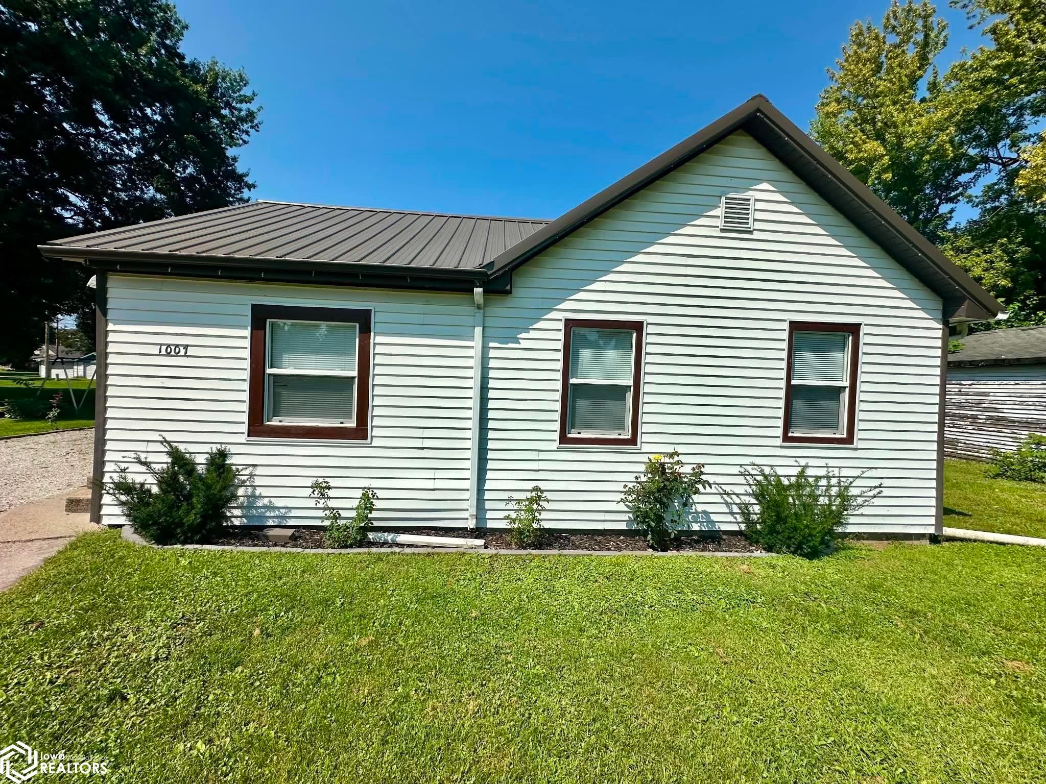 1007 S James Street, Ottumwa, IA 52501 photo 1 of 27