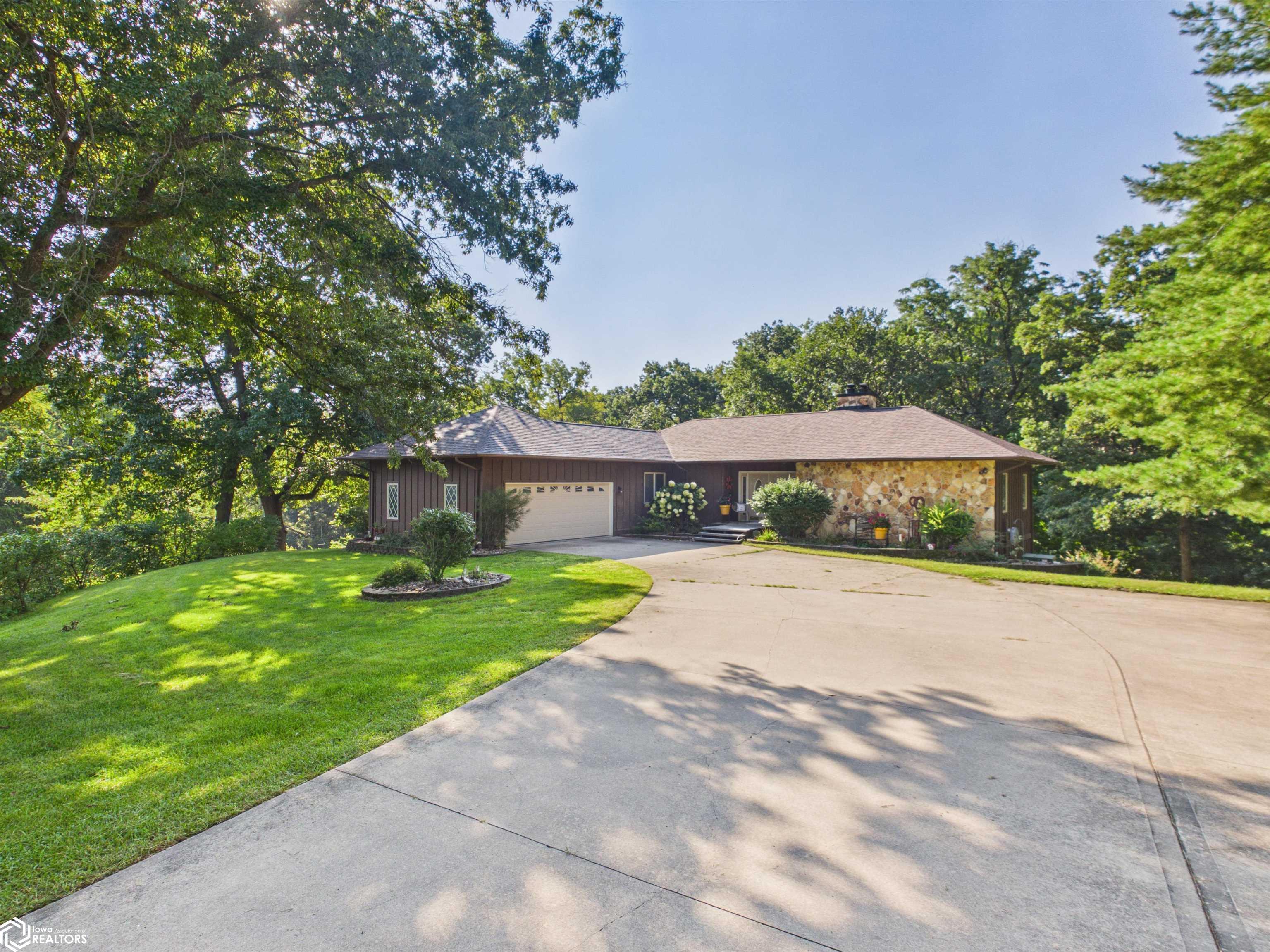 1560 N Foster Avenue, Ottumwa, IA 52501 photo 1 of 40