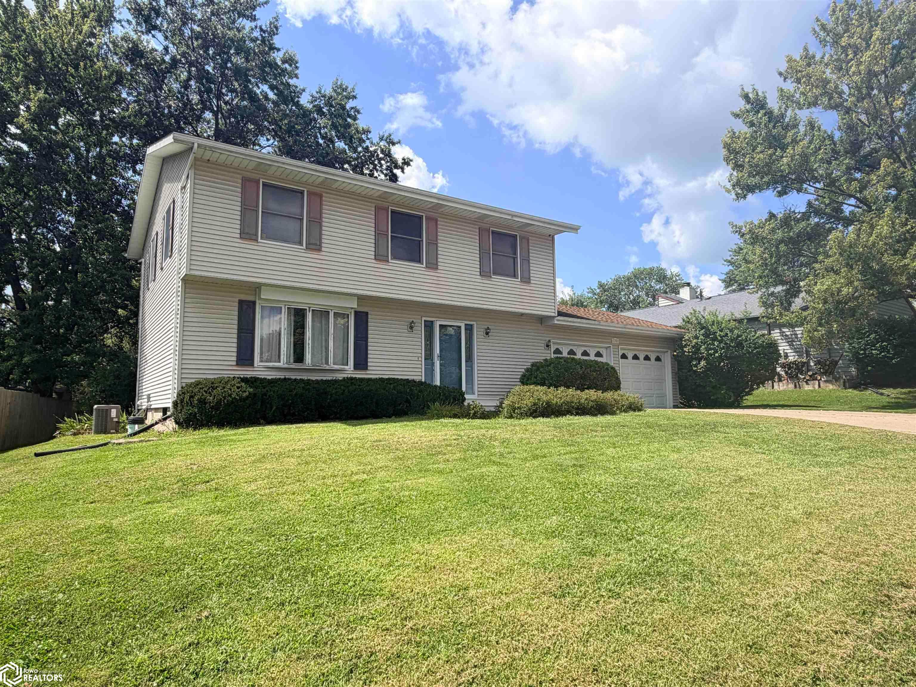 1302 Hilltop Lane, Fairfield, IA 52556 photo 1 of 35