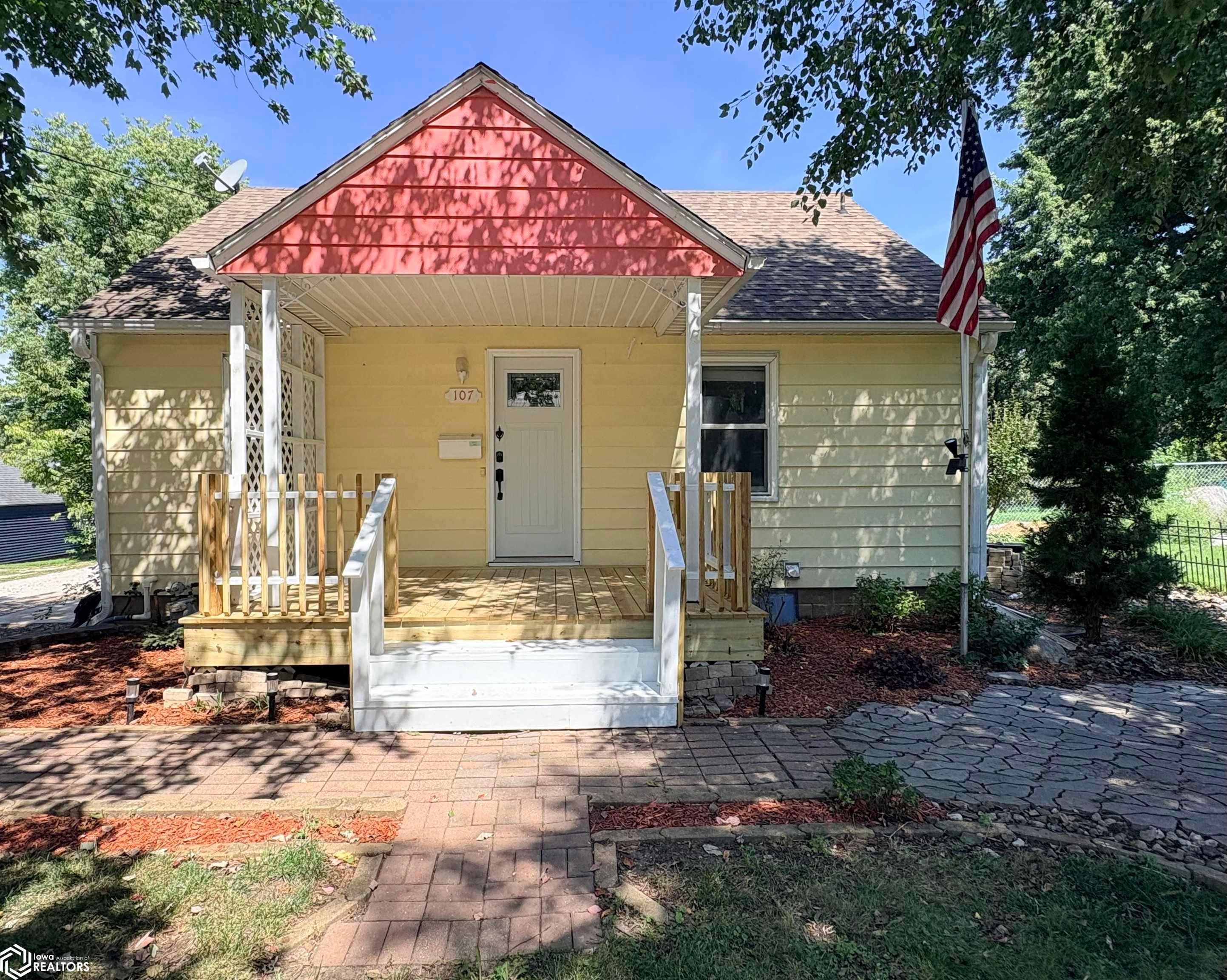 107 14Th Avenue E, Oskaloosa, IA 52577 photo 1 of 26