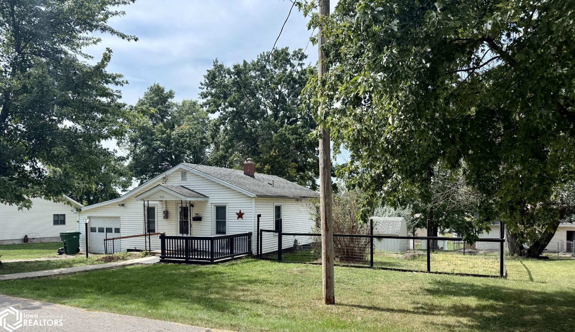 404 S Howard Street, Bloomfield, IA 52537 photo 1 of 11
